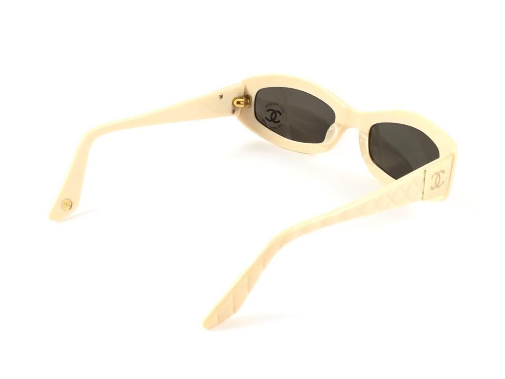 New Vintage Chanel 5014 Cream & Gold Accents Frame Sunglasses Made In Italy Y2K 7