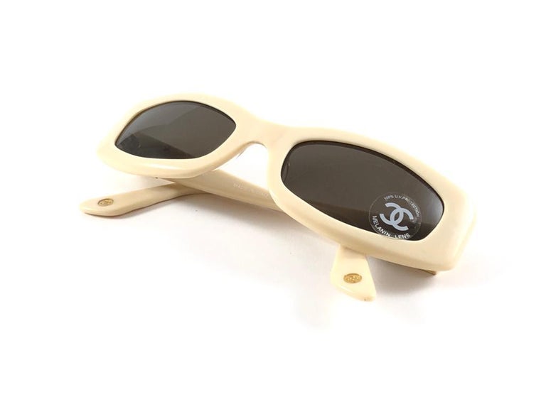 CHANEL Vintage 5014 Cream & Gold Accents Frame Sunglasses #095 New Vintage Chanel 5014 Cream and Gold Accents Frame  main image 2