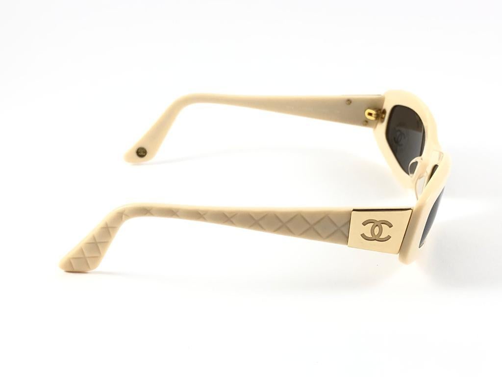 New Vintage Chanel 5014 Cream & Gold Accents Frame Sunglasses Made In Italy Y2K In New Condition In Baleares, Baleares