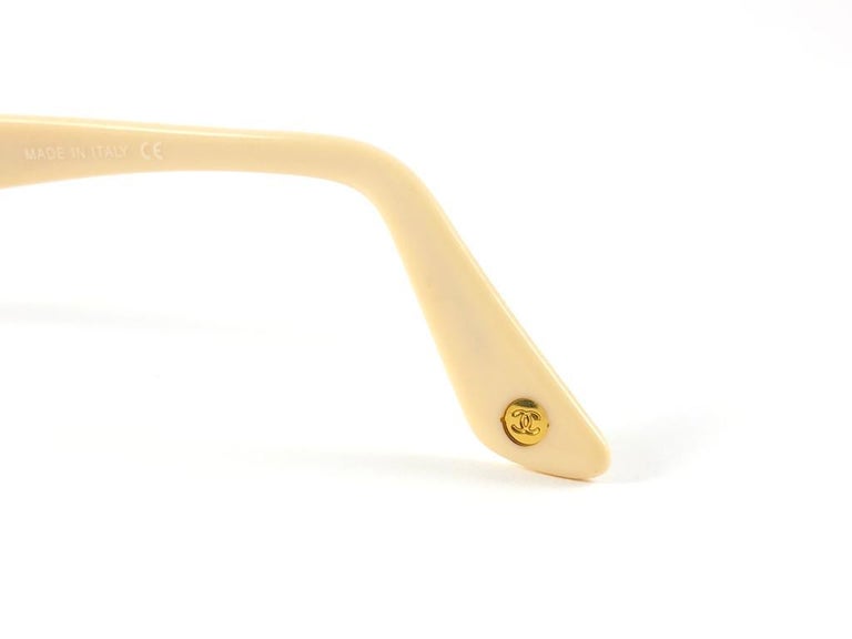 CHANEL Vintage 5014 Cream & Gold Accents Frame Sunglasses #095 New Vintage Chanel 5014 Cream and Gold Accents Frame  main image 3