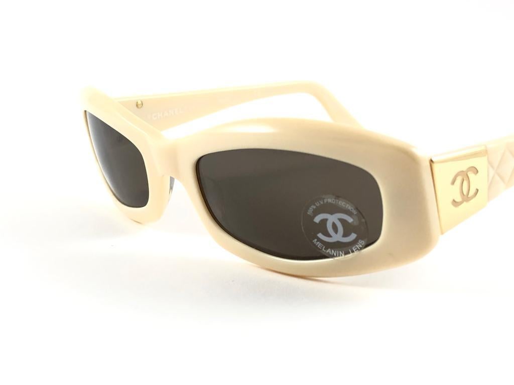 New Vintage Chanel 5014 Cream & Gold Accents Frame Sunglasses Made In Italy Y2K 1