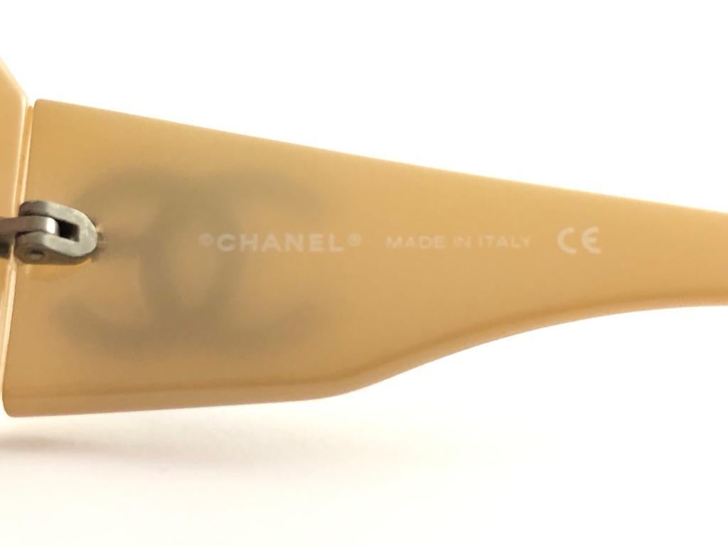 New Vintage Chanel 5076H Cream Oversized Frame Sunglasses Made In Italy Y2K In New Condition For Sale In Baleares, Baleares
