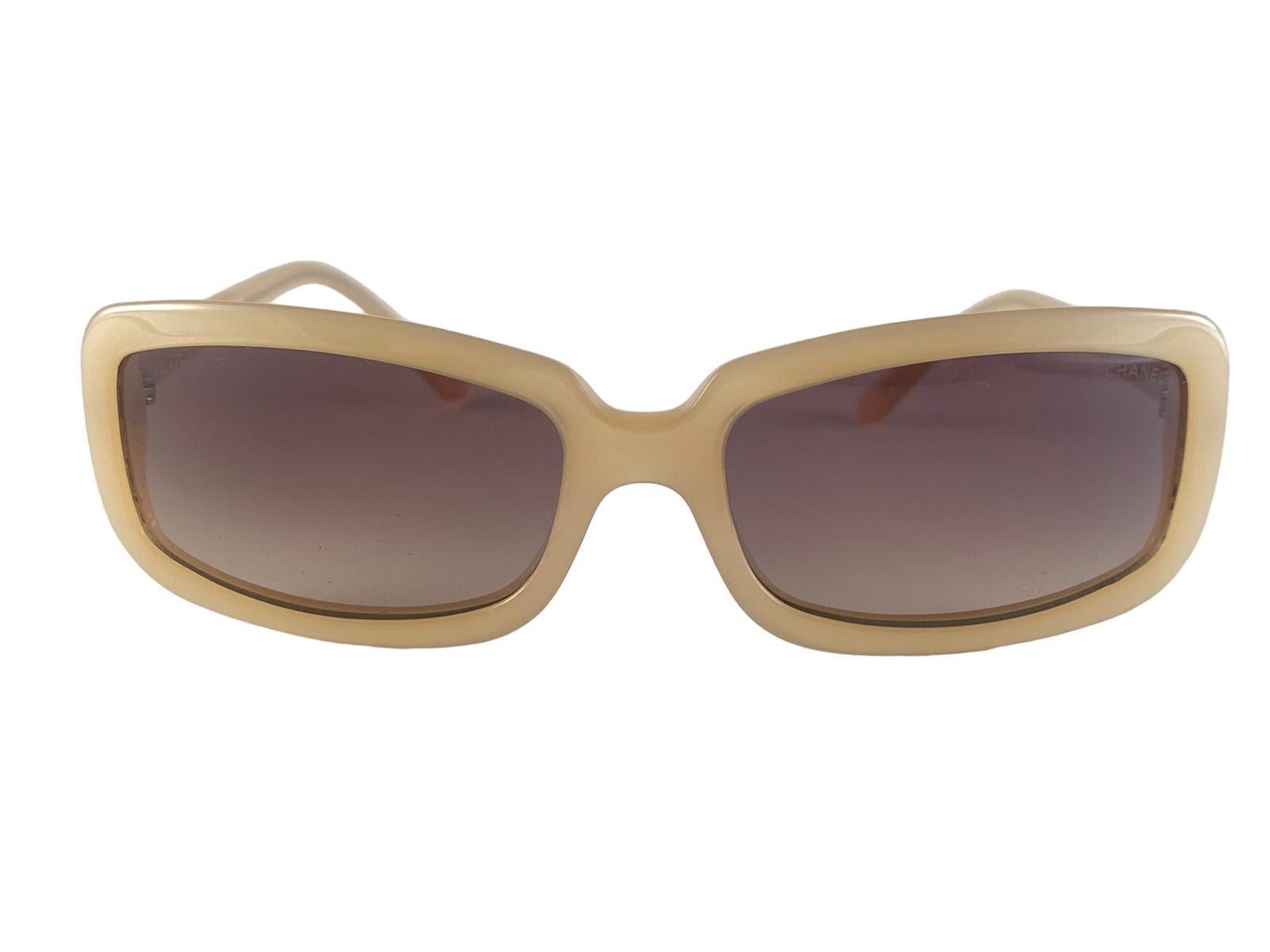 Chanel vintage 5098 Marco beige que sujeta un par de medianas  Lentes marrones
Nuevo, Nunca usado.
Puede Presentar Pequeños Signos De Desgaste Debido A Más De 20 Años De Almacenamiento.
Fabricado en Italia.


Frente.                                 