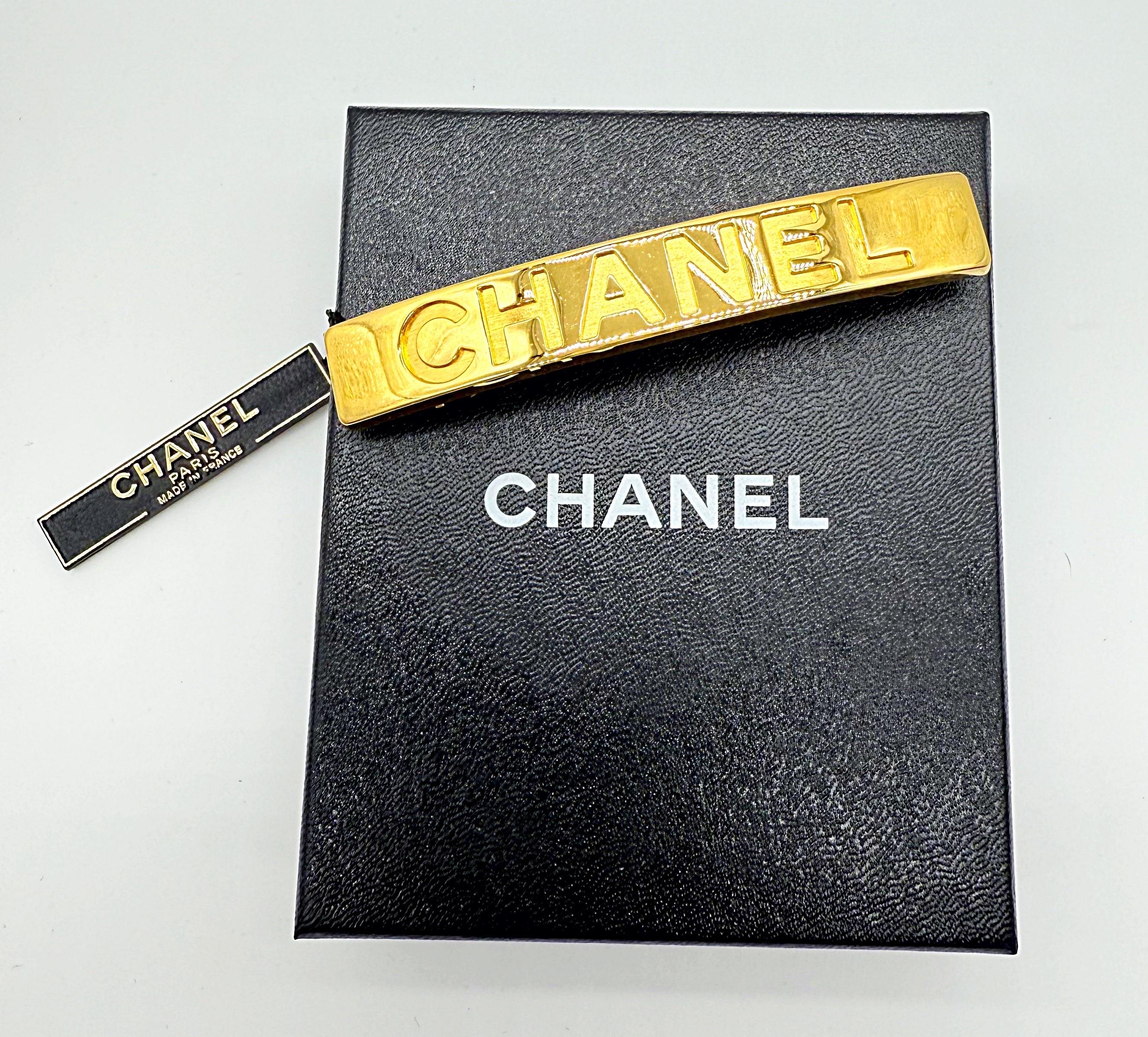Neu Vintage Chanel 90s Gold Logo Barrette 1990s Haar Clip Pin w / Box im Angebot 9
