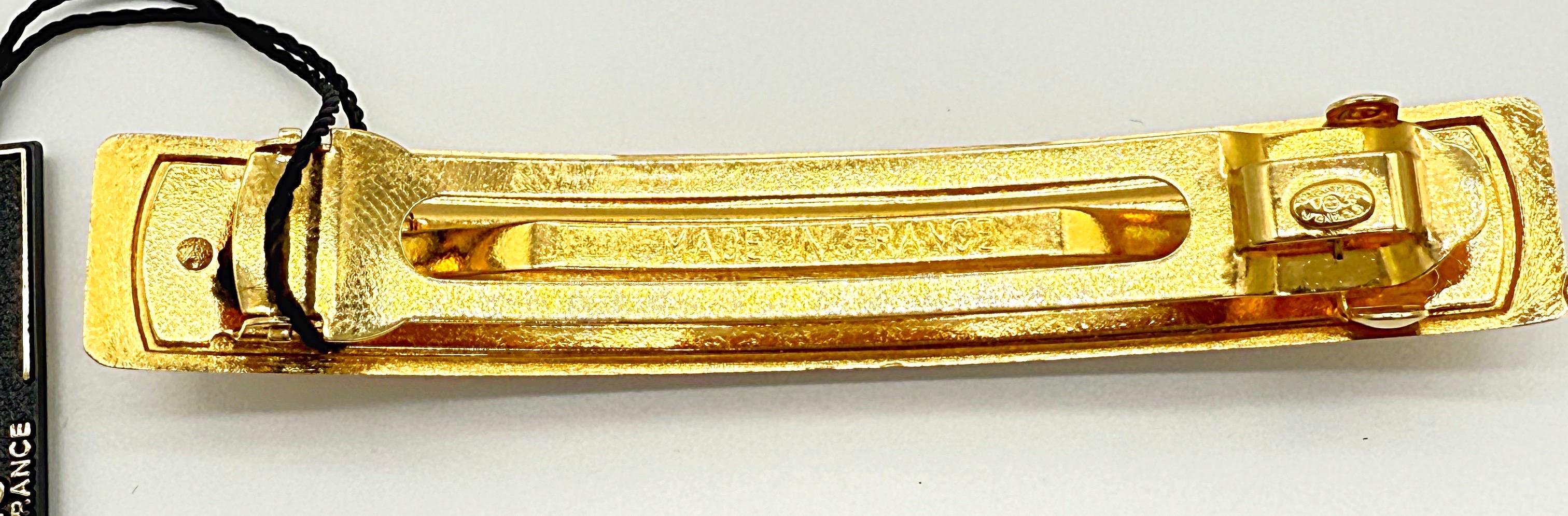 Neu Vintage Chanel 90s Gold Logo Barrette 1990s Haar Clip Pin w / Box Damen im Angebot