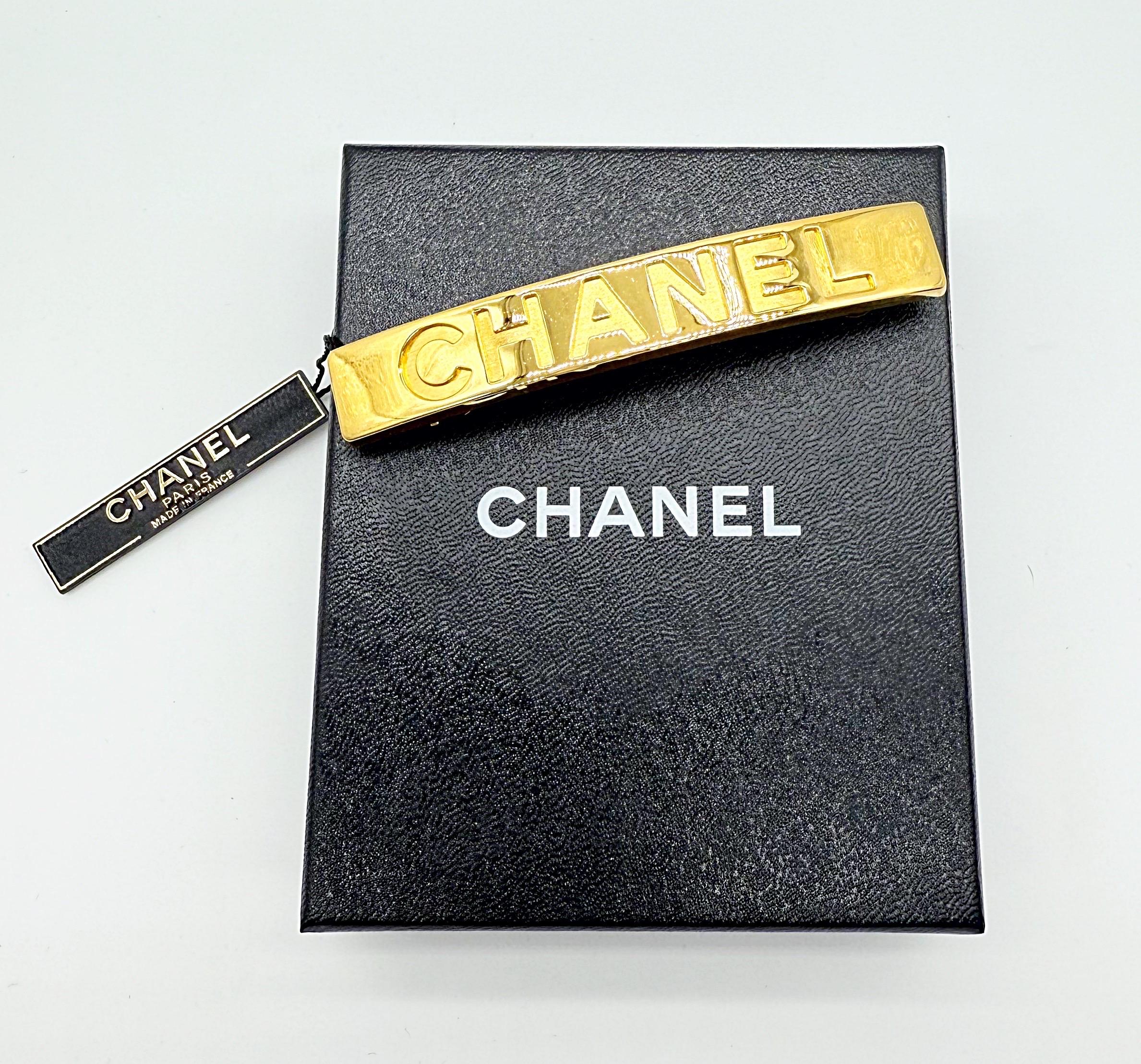 Neu Vintage Chanel 90s Gold Logo Barrette 1990s Haar Clip Pin w / Box im Angebot 3
