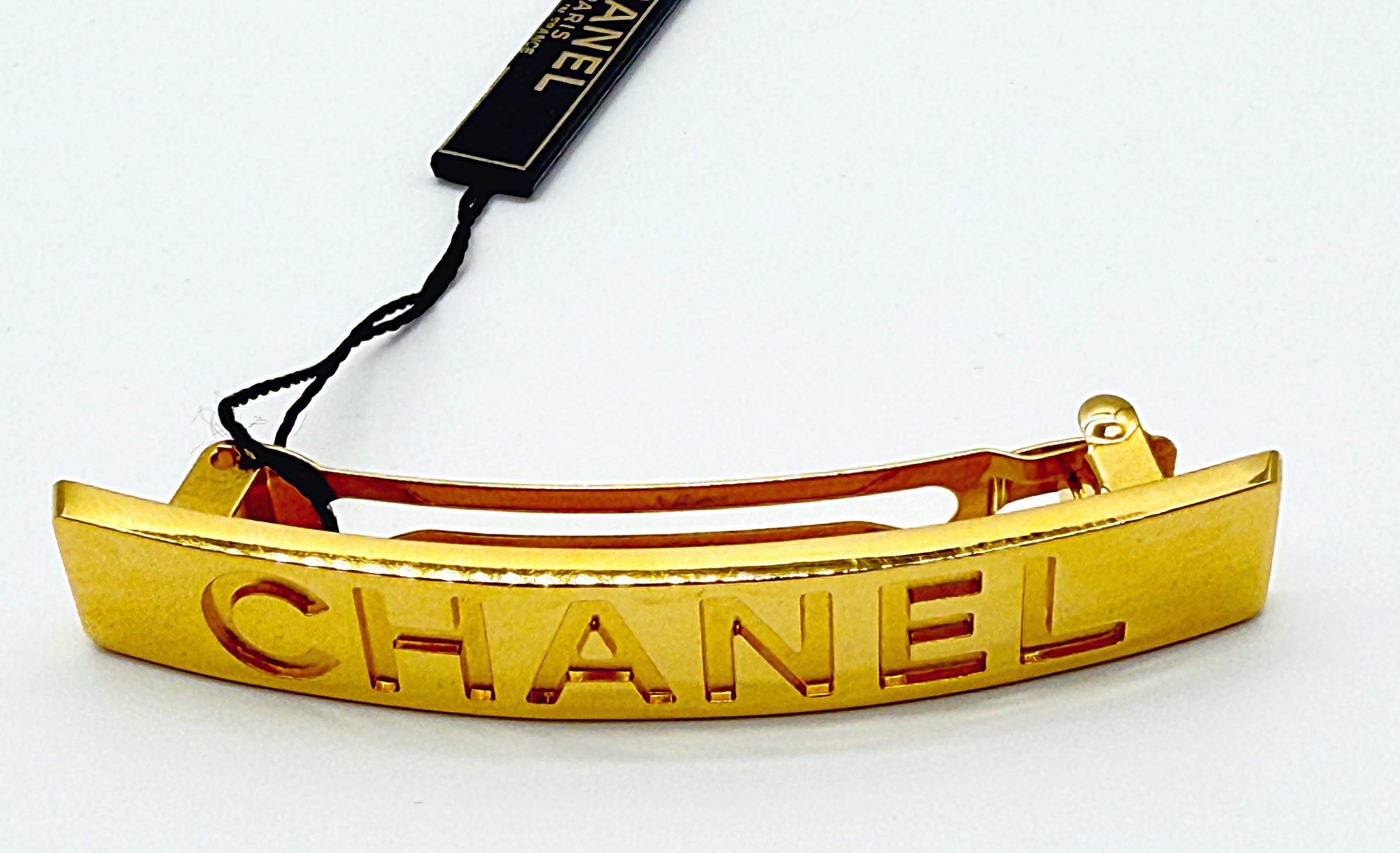 Neu Vintage Chanel 90s Gold Logo Barrette 1990s Haar Clip Pin w / Box im Angebot 4