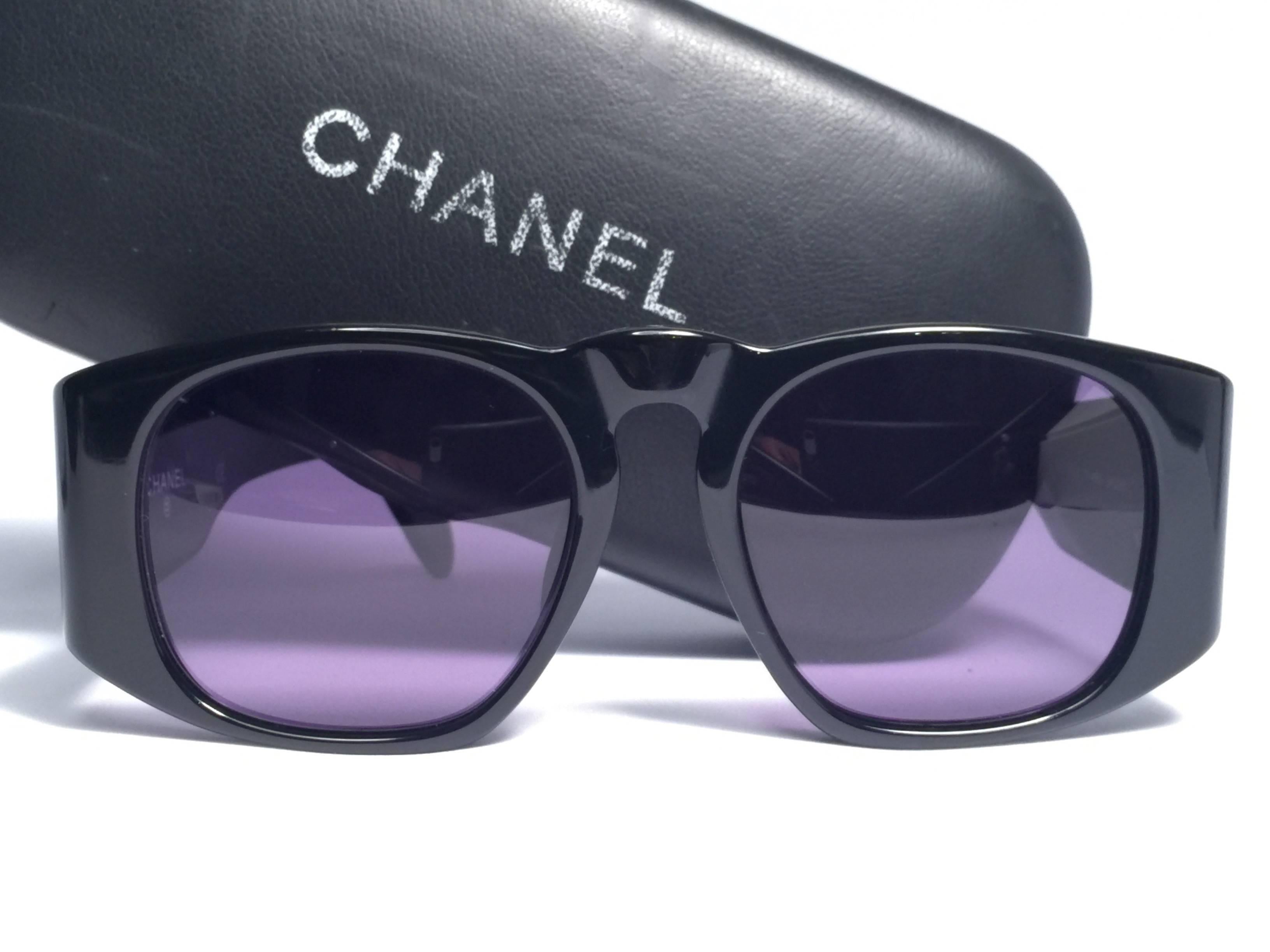 New Vintage Chanel Black Quilted Sides 01450 1988 Sunglasses Made In Italy In New Condition In Baleares, Baleares