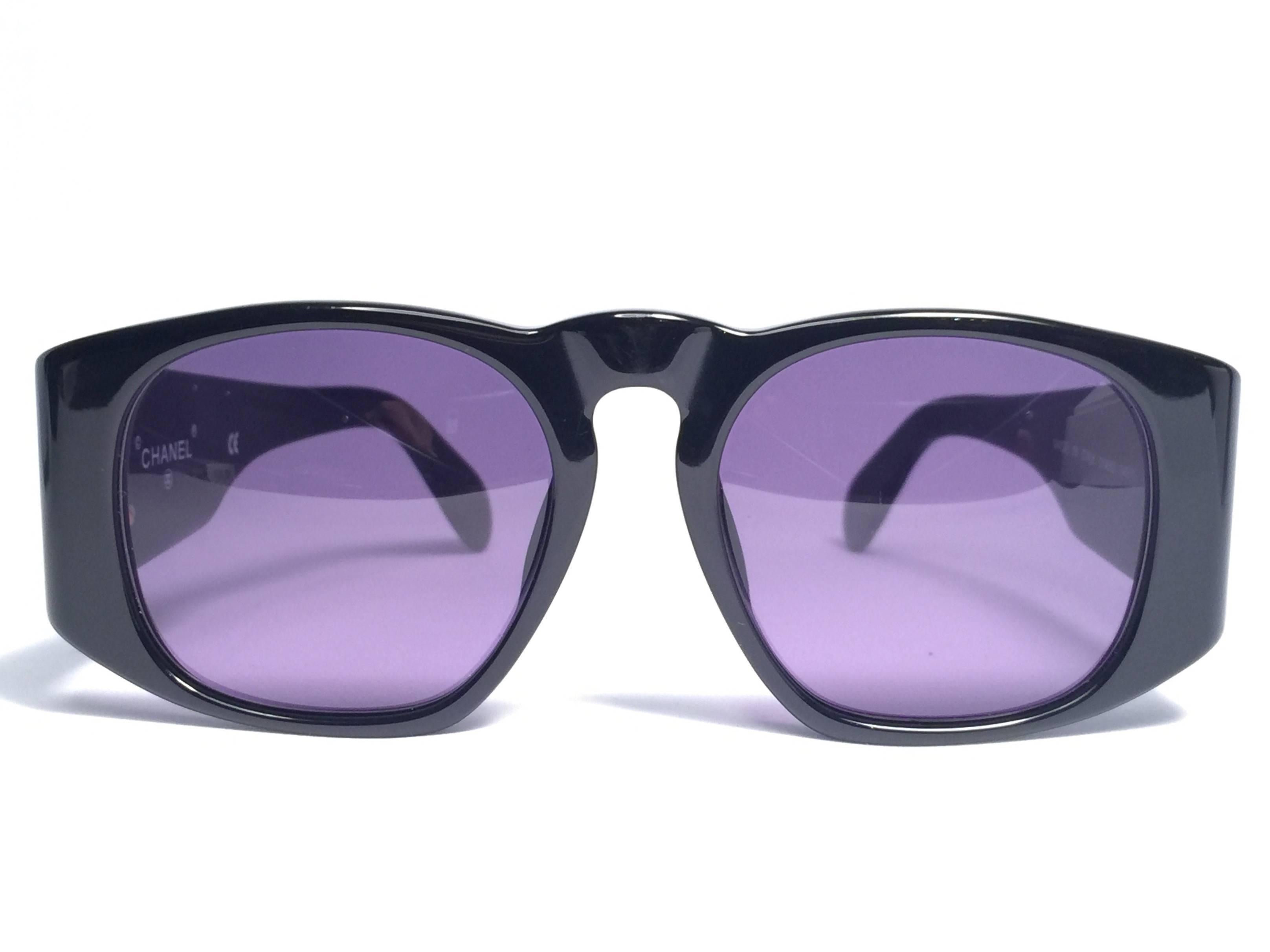 Women's or Men's New Vintage Chanel Black Quilted Sides 01450 1988 Sunglasses Made In Italy