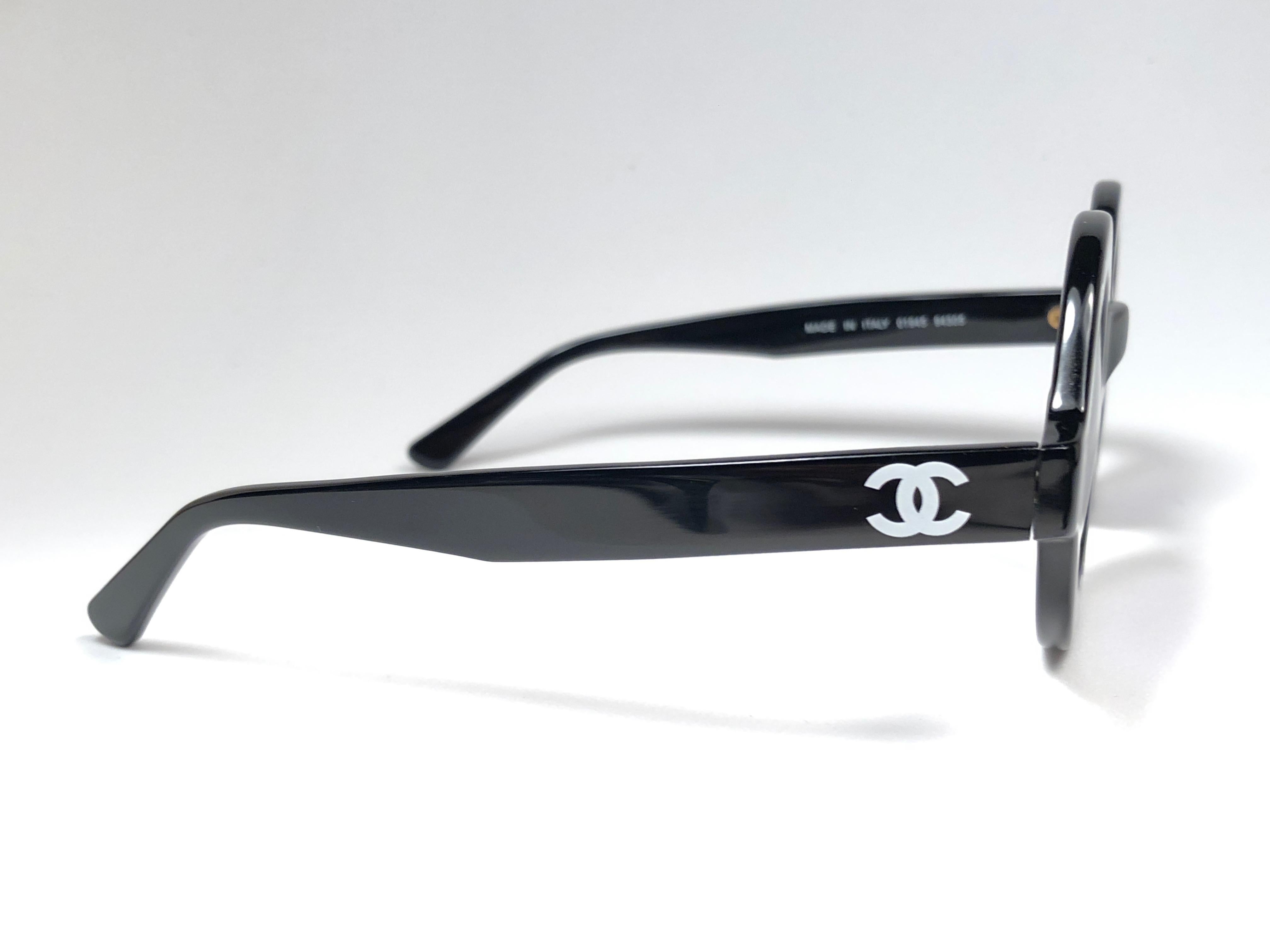 Chanel - Lunettes de soleil rondes emblématiques « » Chanel Paris « » noires, fabriquées en Italie, état neuf 2