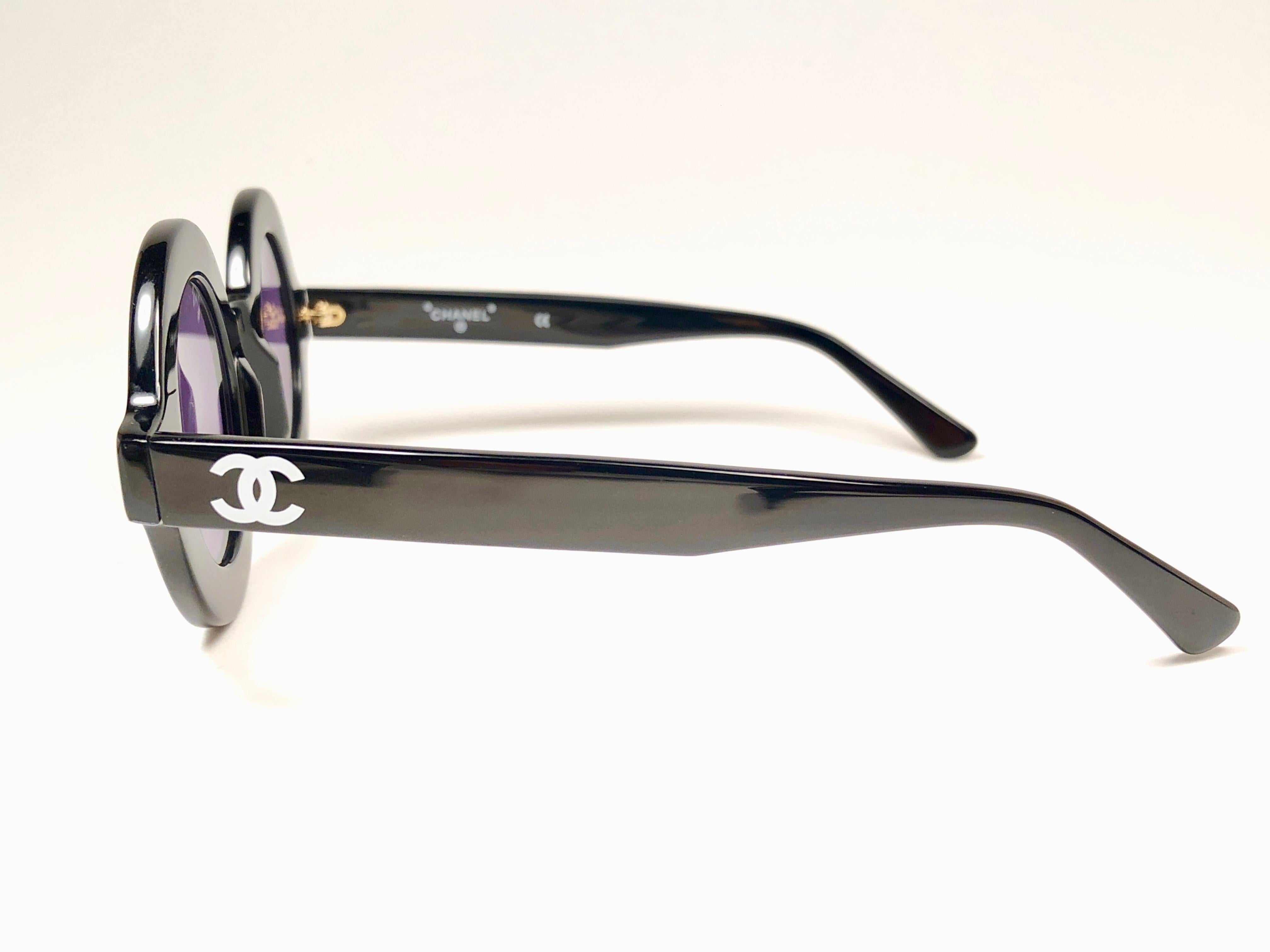 Chanel - Lunettes de soleil rondes emblématiques « » Chanel Paris « » noires, fabriquées en Italie, état neuf 3