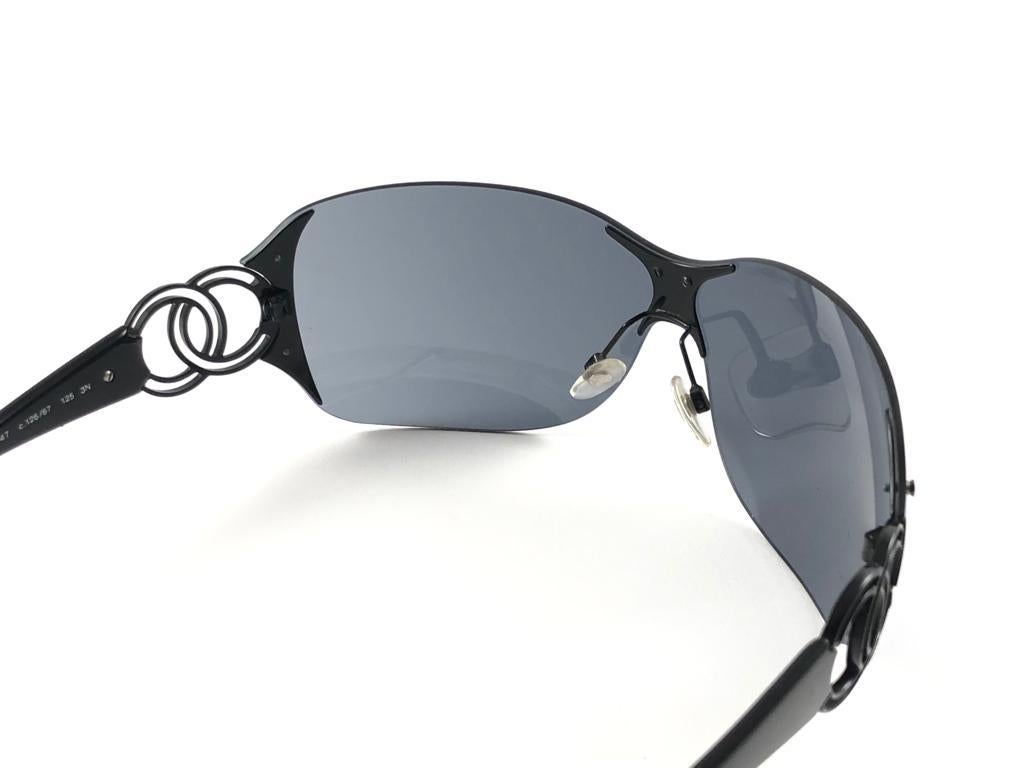 Neu Vintage Chanel Übergroße schildkrötenförmige schwarze Sonnenbrille, hergestellt in Italien Y2K im Angebot 5