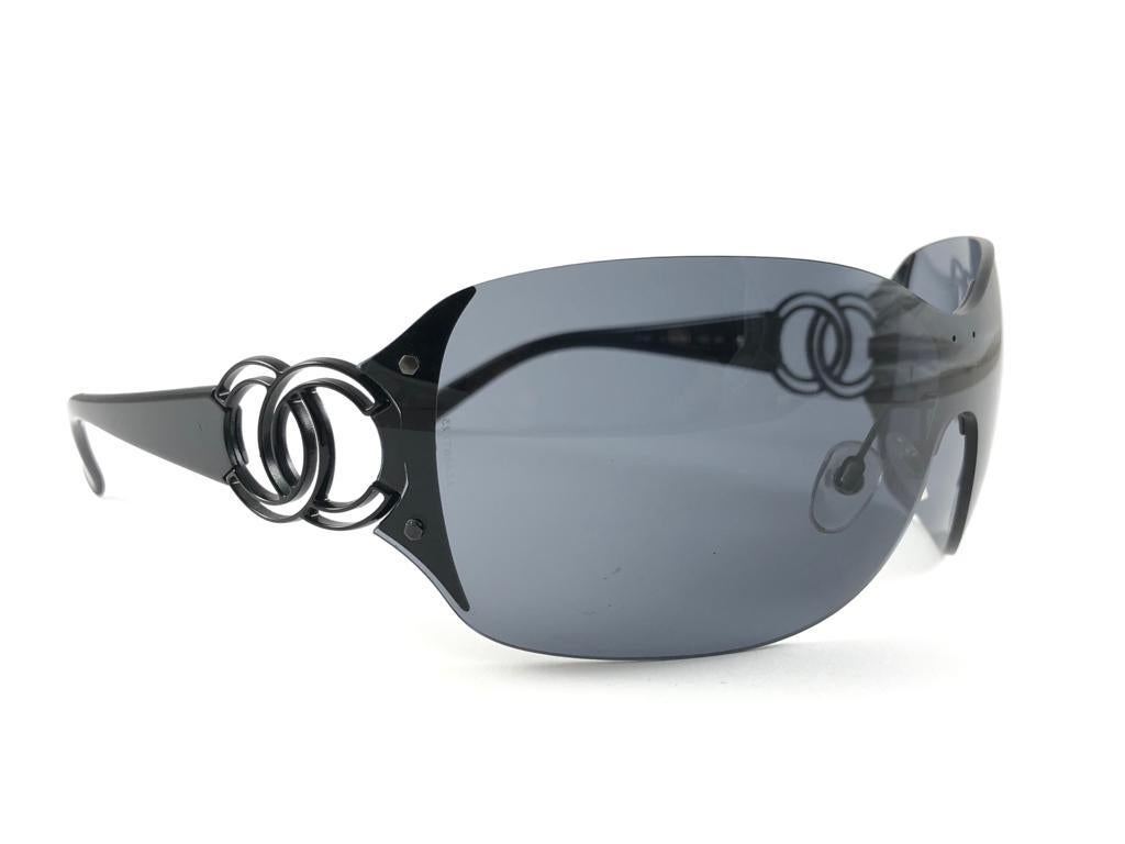 Neu Vintage Chanel Übergroße schildkrötenförmige schwarze Sonnenbrille, hergestellt in Italien Y2K (Schwarz) im Angebot
