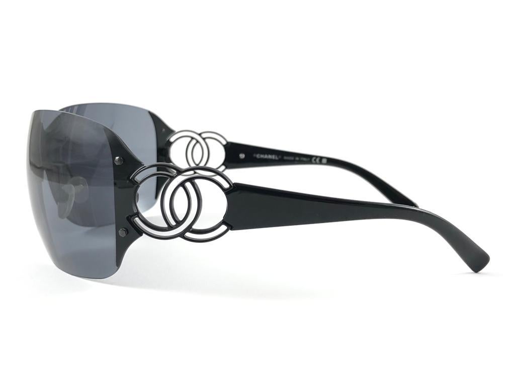 Women's New Vintage Chanel Oversized Shield Rimless Black Sunglasses Made In Italy Y2K For Sale