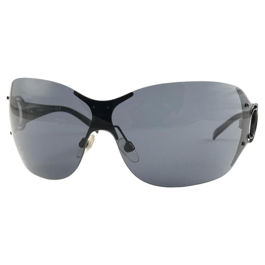 Neu Vintage Chanel Übergroße schildkrötenförmige schwarze Sonnenbrille, hergestellt in Italien Y2K im Angebot