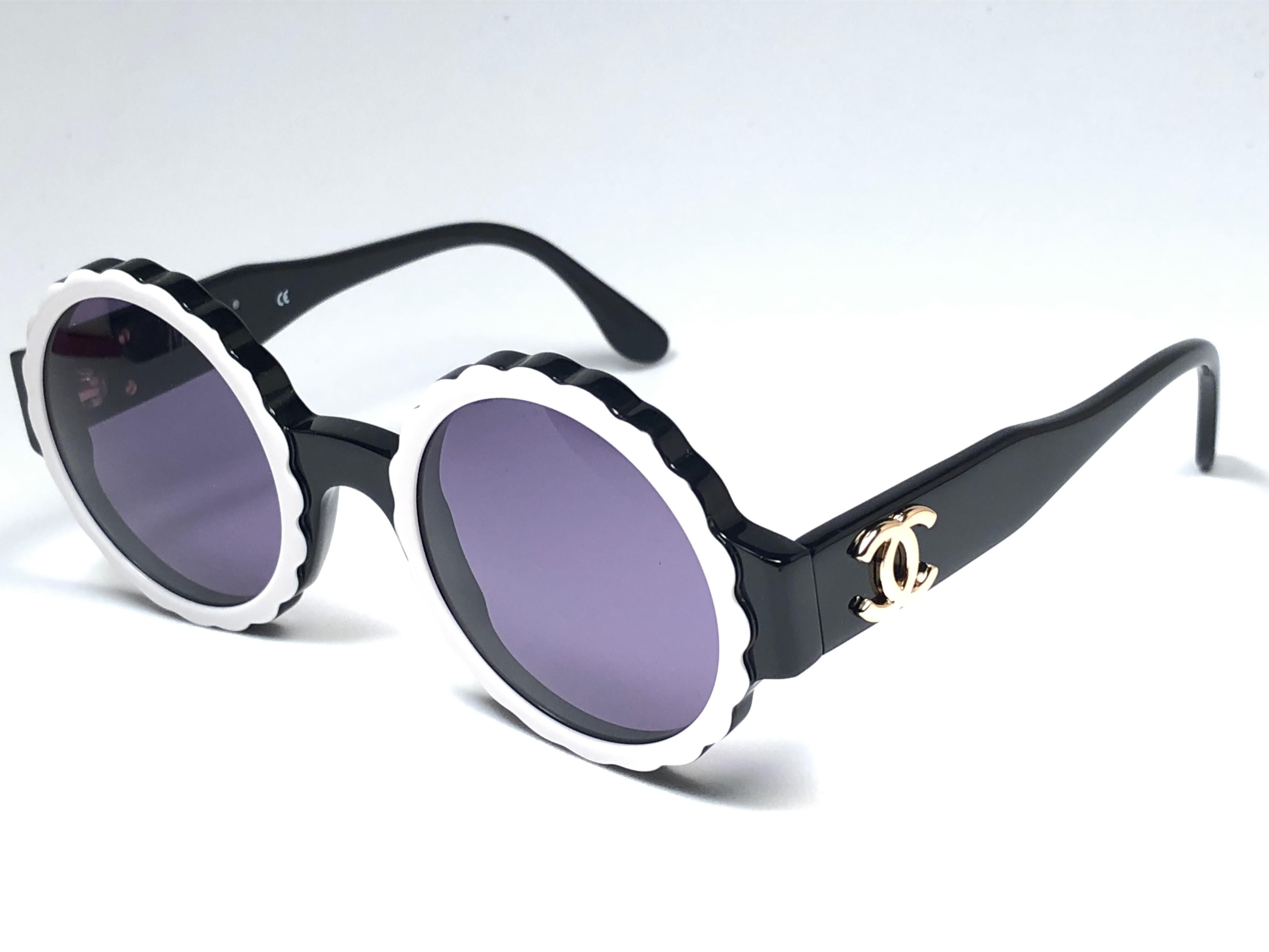 Grigio New Vintage Chanel Primavera Estate 1993 Occhiali da sole Camelia Made In Italy in vendita