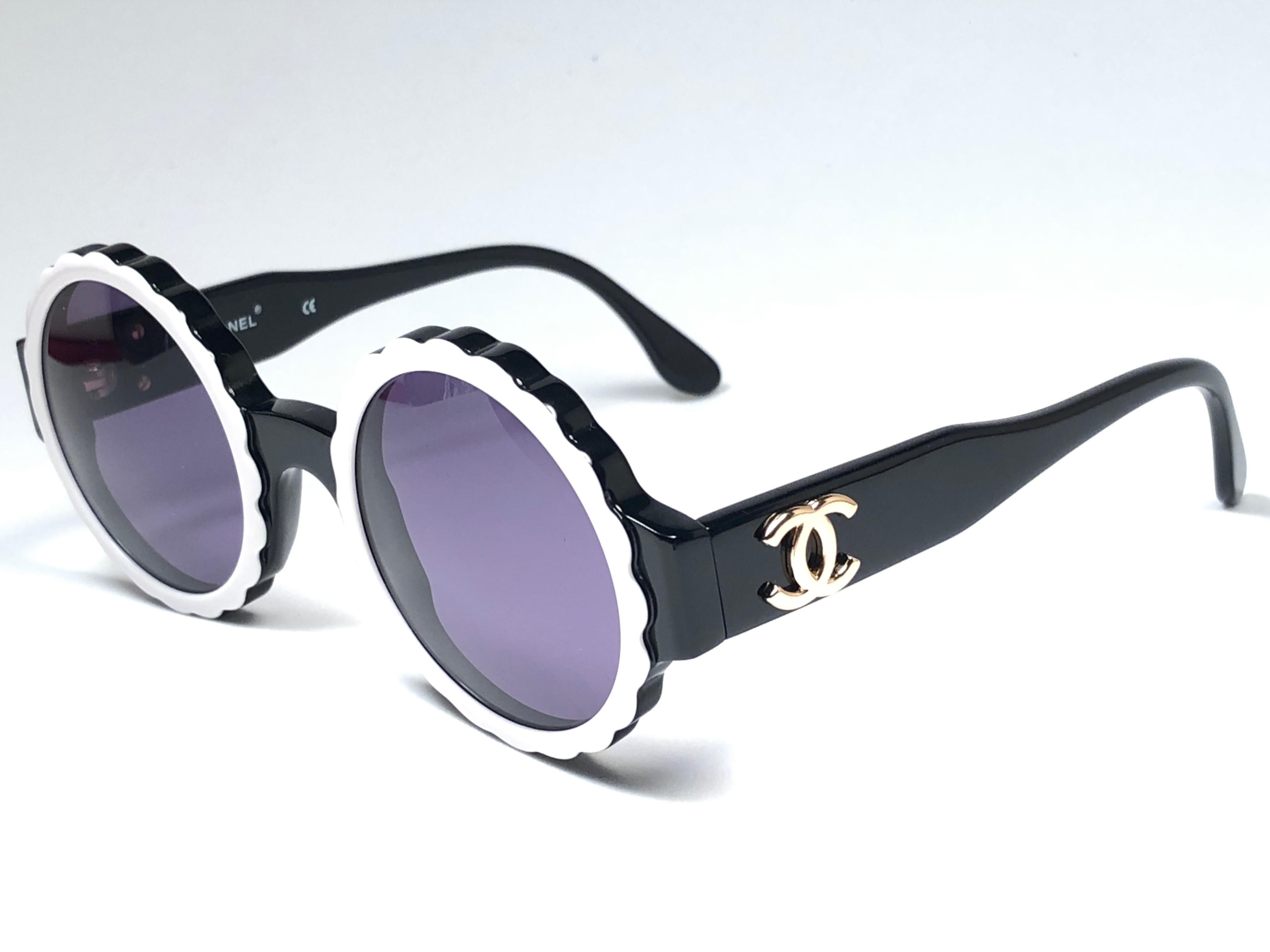 New Vintage Chanel Spring Summer 1993 Camelia Sunglasses Made In Italy Unisexe en vente