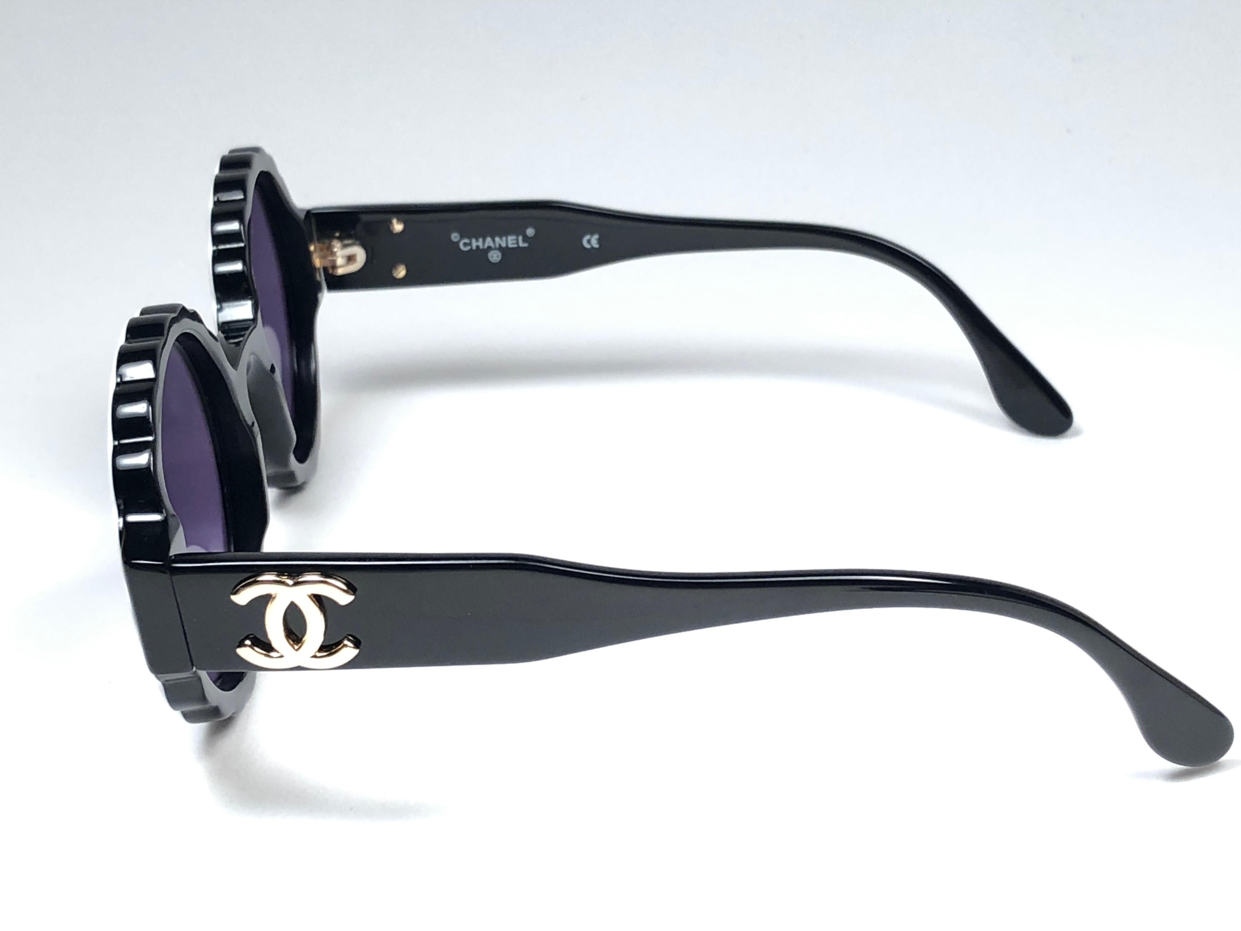 New Vintage Chanel Spring Summer 1993 Camelia Sunglasses Made In Italy en vente 3