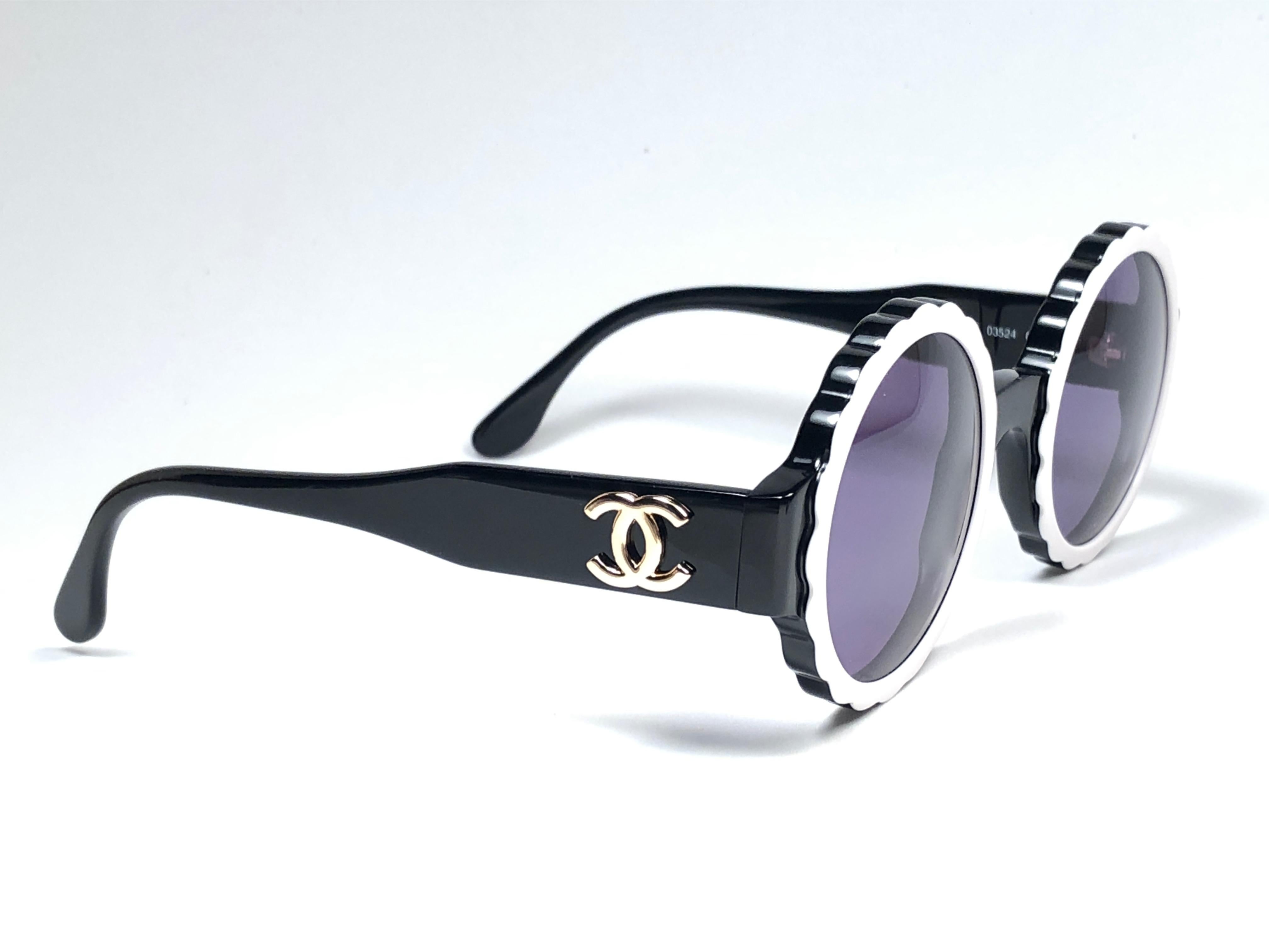 New Vintage Chanel Spring Summer 1993 Camelia Sunglasses Made In Italy en vente 4