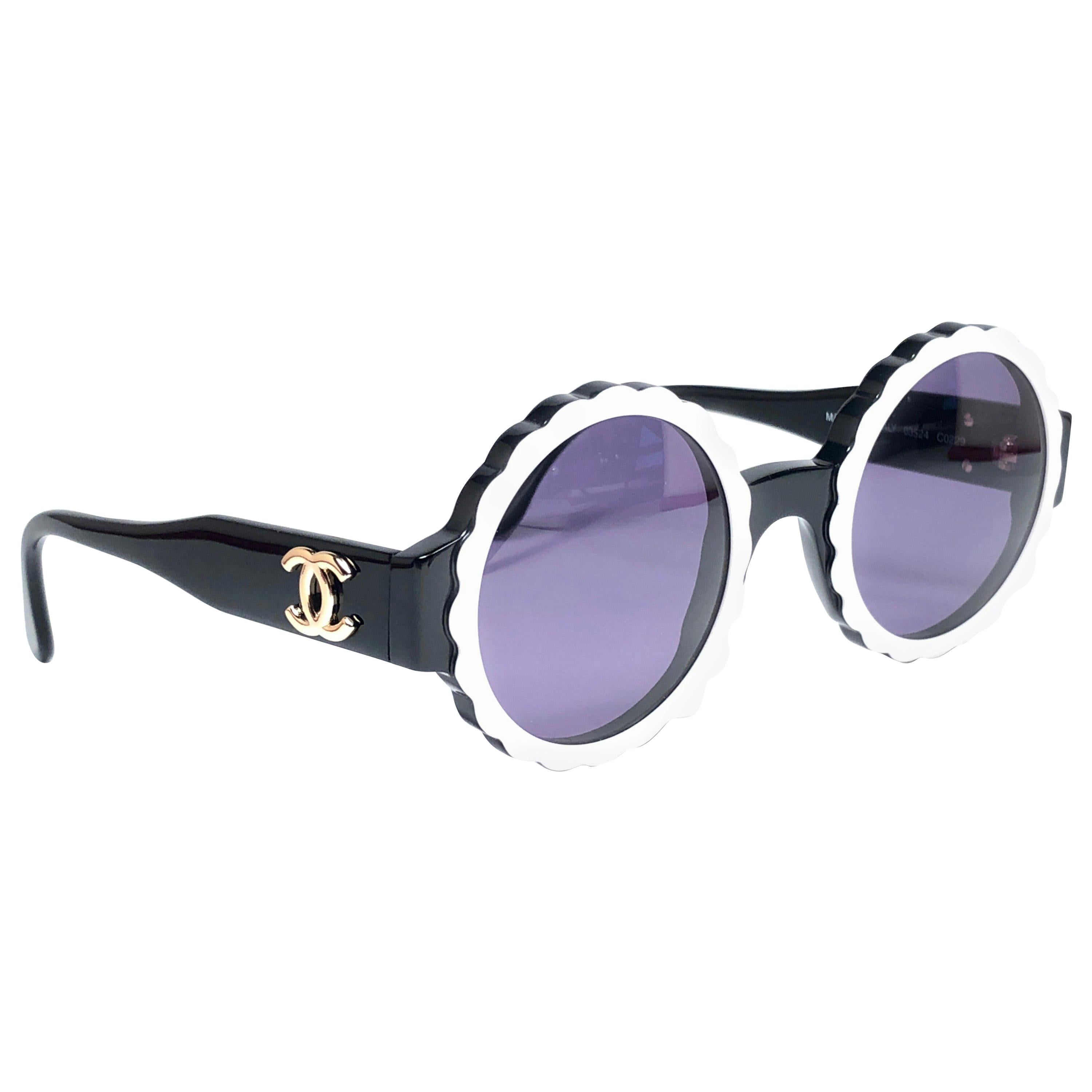 New Vintage Chanel Spring Summer 1993 Camelia Sunglasses Made In Italy en vente