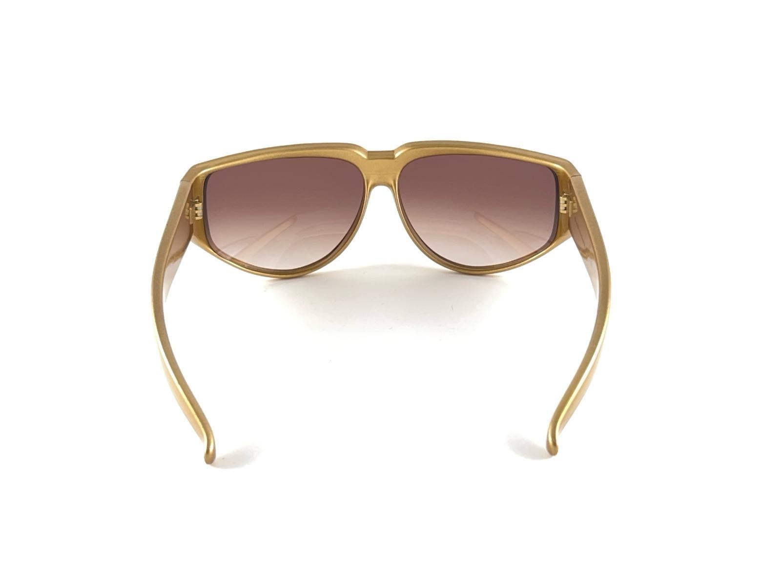 New Vintage Charles Jourdan Paris Gold Frame Gradient Lenses 1970's Sunglasses en vente 3
