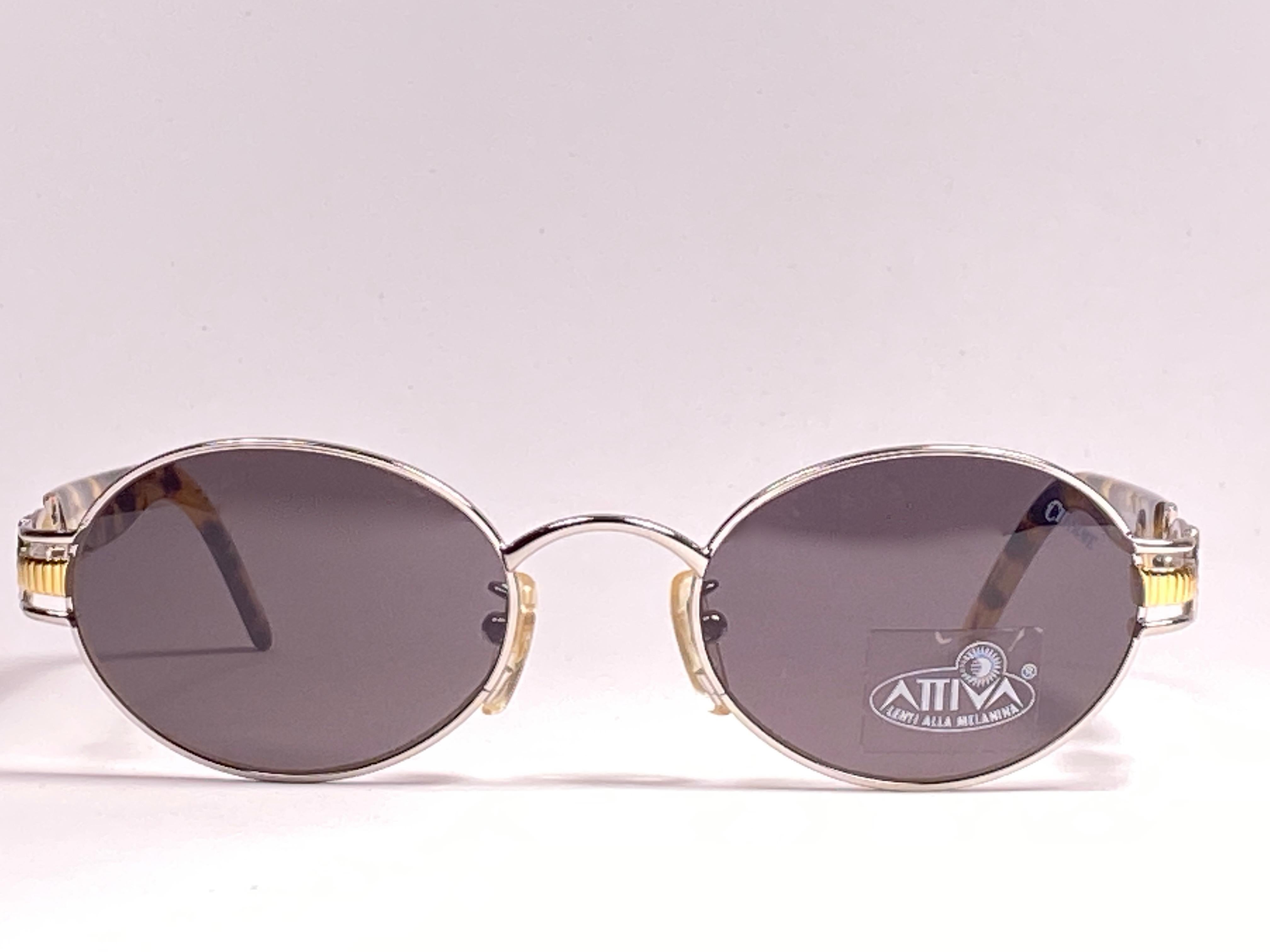 New Charme silver & gold pharaoh accents frame with grey ( UV protection ) lenses.

Made in Italy.

Produced and design in 1990's.

New, never worn or displayed. this item may show minor sign of wear due to storage.