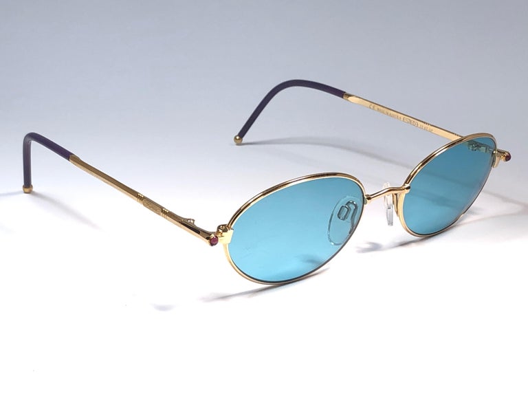 Mint Vintage Chopard oval with magenta rhinestones details frame. Spotless turquoise lenses.

Made in Italy.
 
Produced and design in 1990's.

This item may show minor sign of wear due to storage.