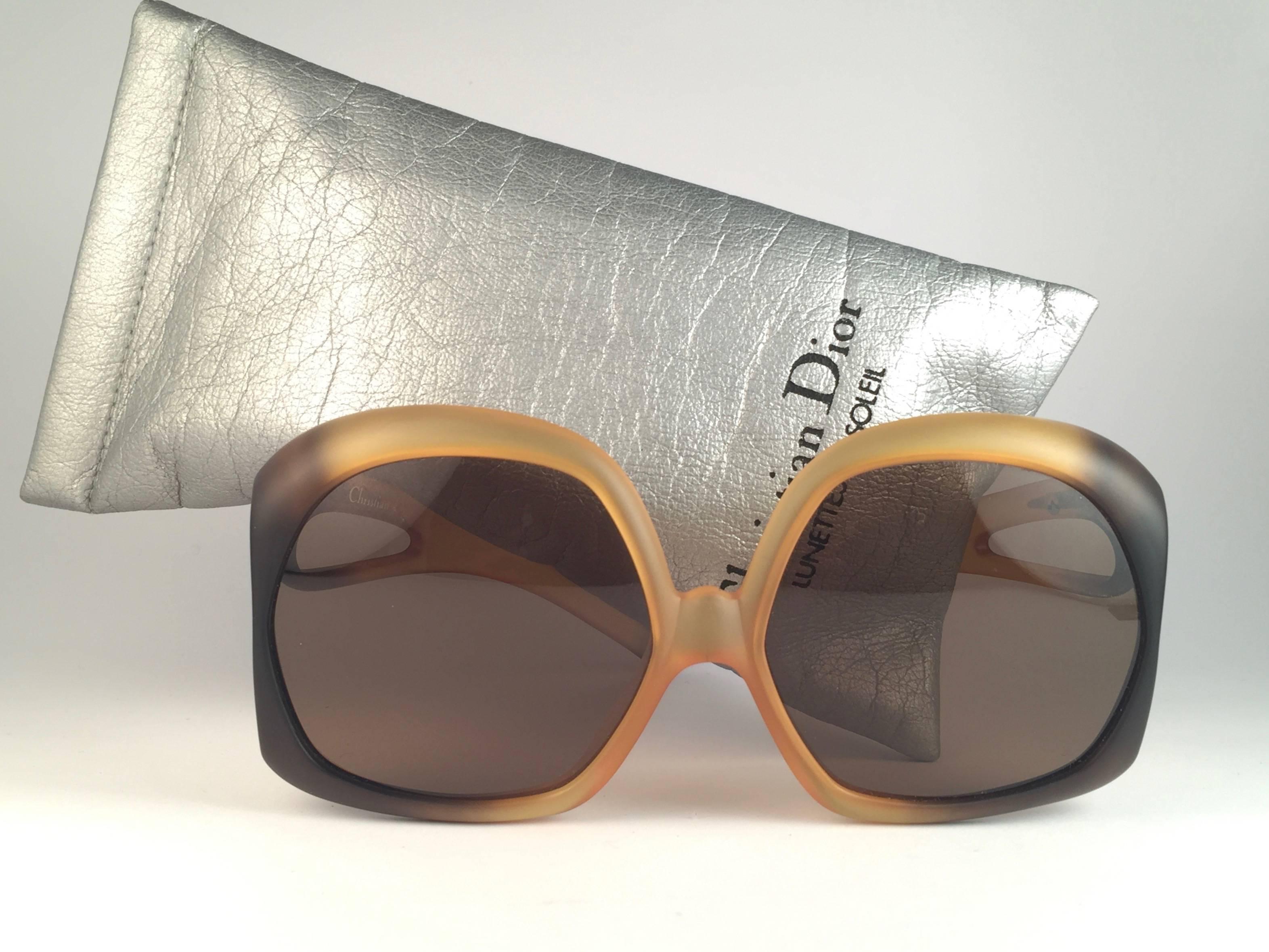 New Vintage Christian Dior 2005 Monture ombre ambre mate avec des verres marron unis impeccables. 

Fabriqué en Allemagne.
 
Produit et conçu dans les années 1970.

Neuf, jamais porté ou exposé. Livré avec sa pochette d'origine en argent Christian