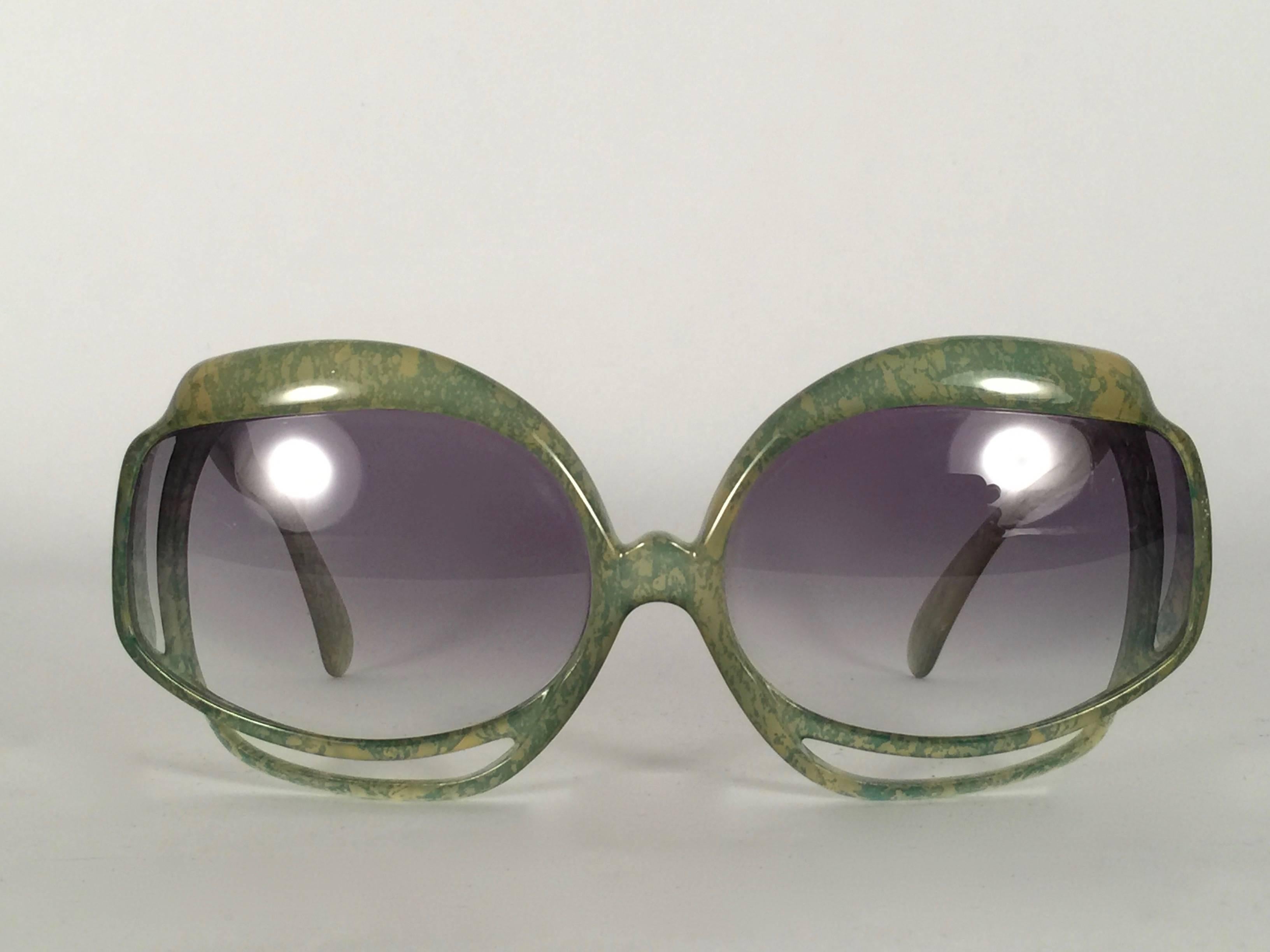 New Vintage Christian Dior 2026 60 JADE frame with spotless light gradient lenses.   Fabriqué en Allemagne.  Produit et conçu dans les années 1970.  Cet article peut présenter des signes mineurs d'usure dus au stockage. Une pièce de collection ! 