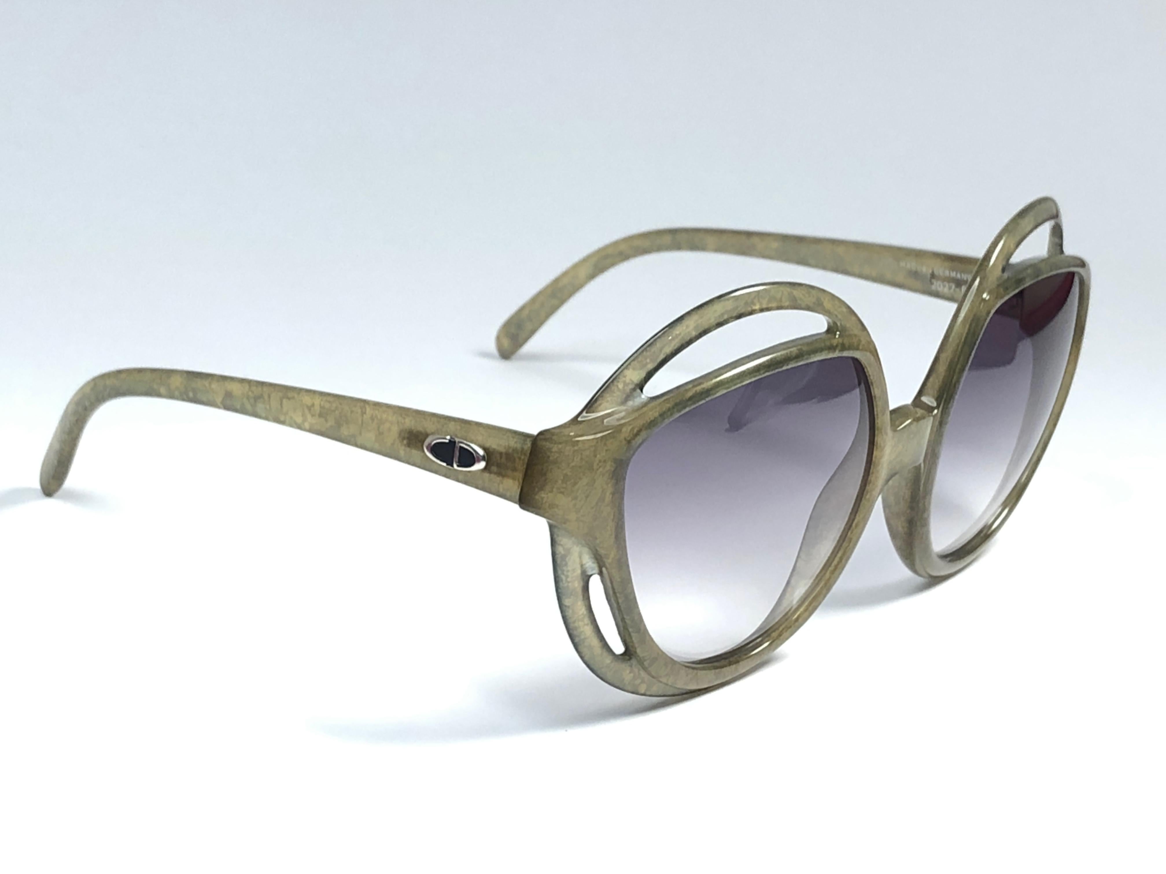 New Vintage Christian Dior 2027 60 Green Jasped frame sporting light gradient lenses. 

Made in Germany.
 
Produced and design in 1970's.

A collector’s piece!

This item show minor sign of wear due to storage.

No case or Dior Sleeve included. 
