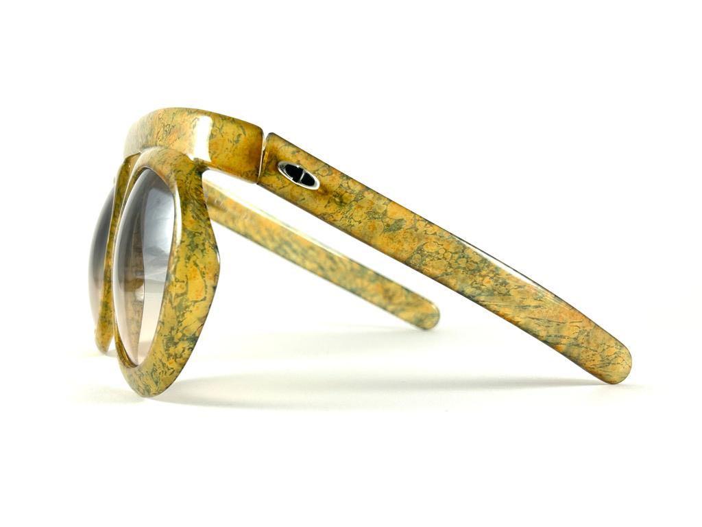 Superbe. Pièce de collection rare Nouveau Vintage Christian Dior 2030 50 monture vert camouflage tenant une paire de verres dégradés verts impeccables. 

Fabriqué en Allemagne.
 
Produit et conçu dans les années 1970.

Neuf, jamais porté ou