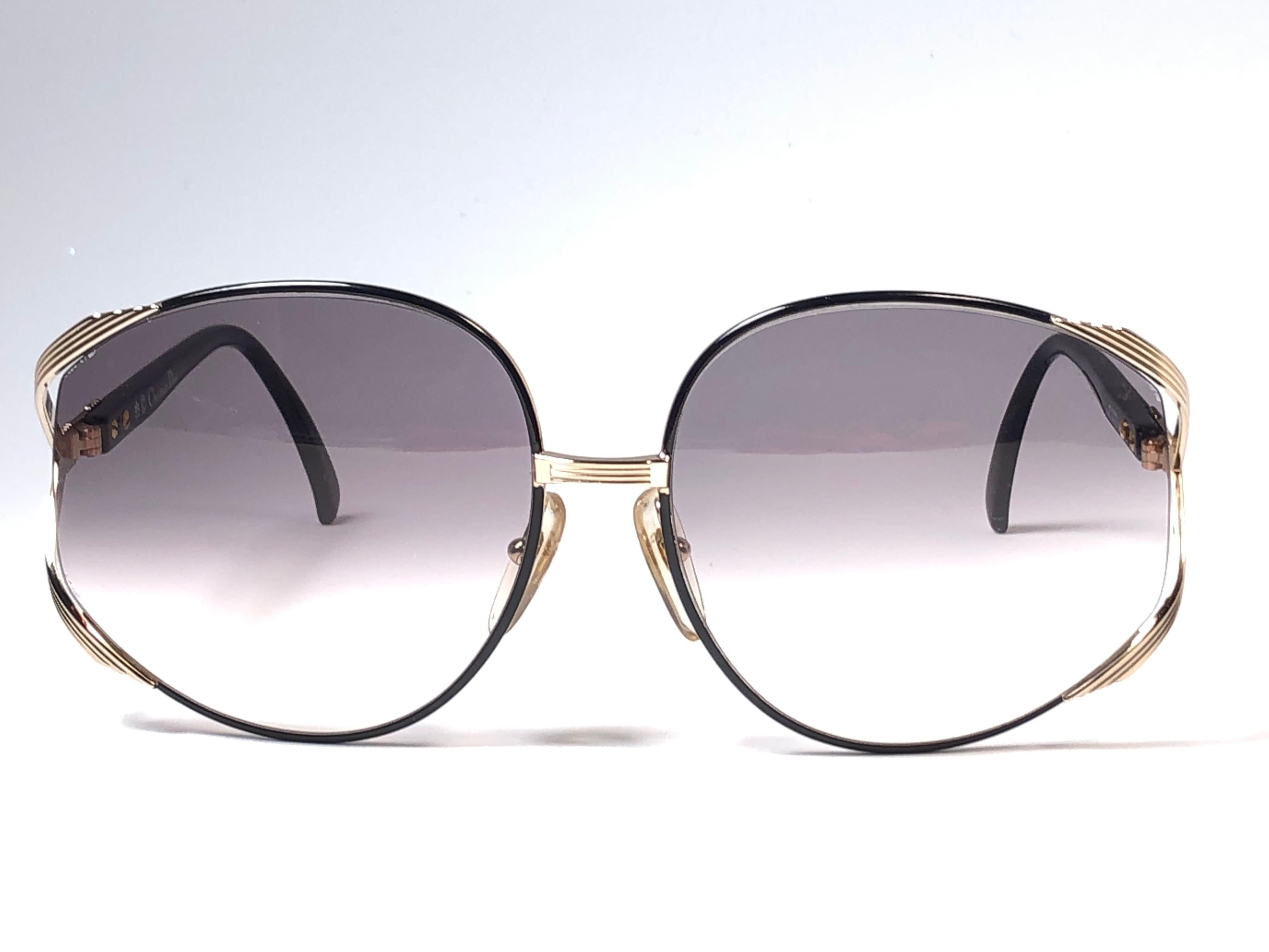 
 
Highly coveted Christian Dior butterly shape in gold & black. 
Purple gradient lenses. A collector’s piece!
 
Come with its original Christian Dior lunettes sleeve.
 
New, never worn or displayed. Made in austria.


