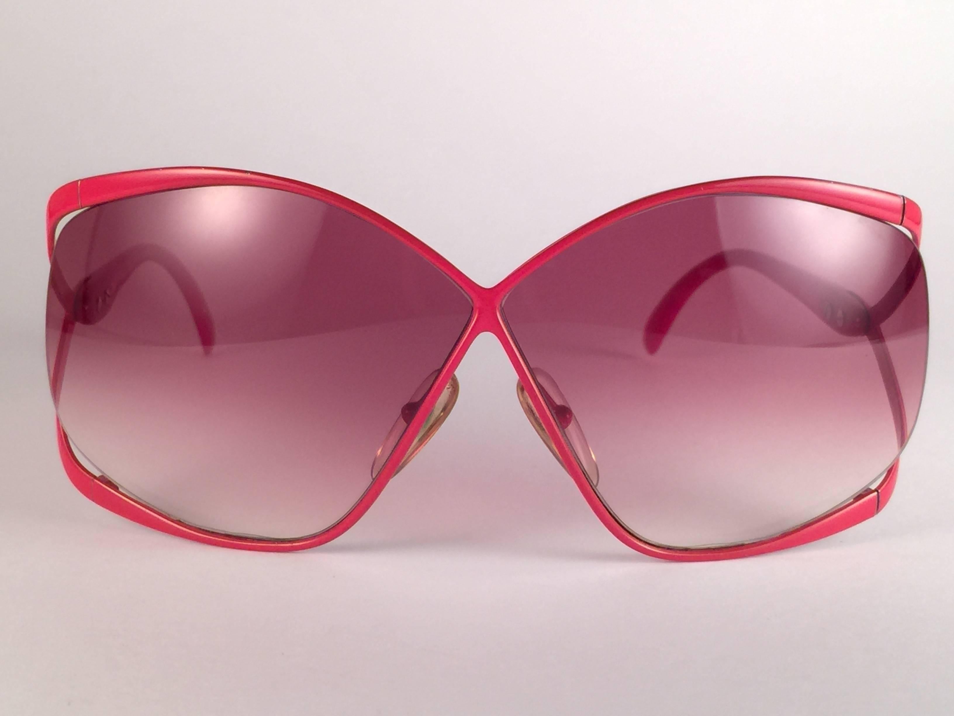 Highly coveted Christian Dior butterly shape in sleek vibrant red. Spotless rose gradient lenses. A collector’s piece!  Come with its original Christian Dior lunettes sleeve.  

New, never worn or displayed. Made in Austria. This item may show minor