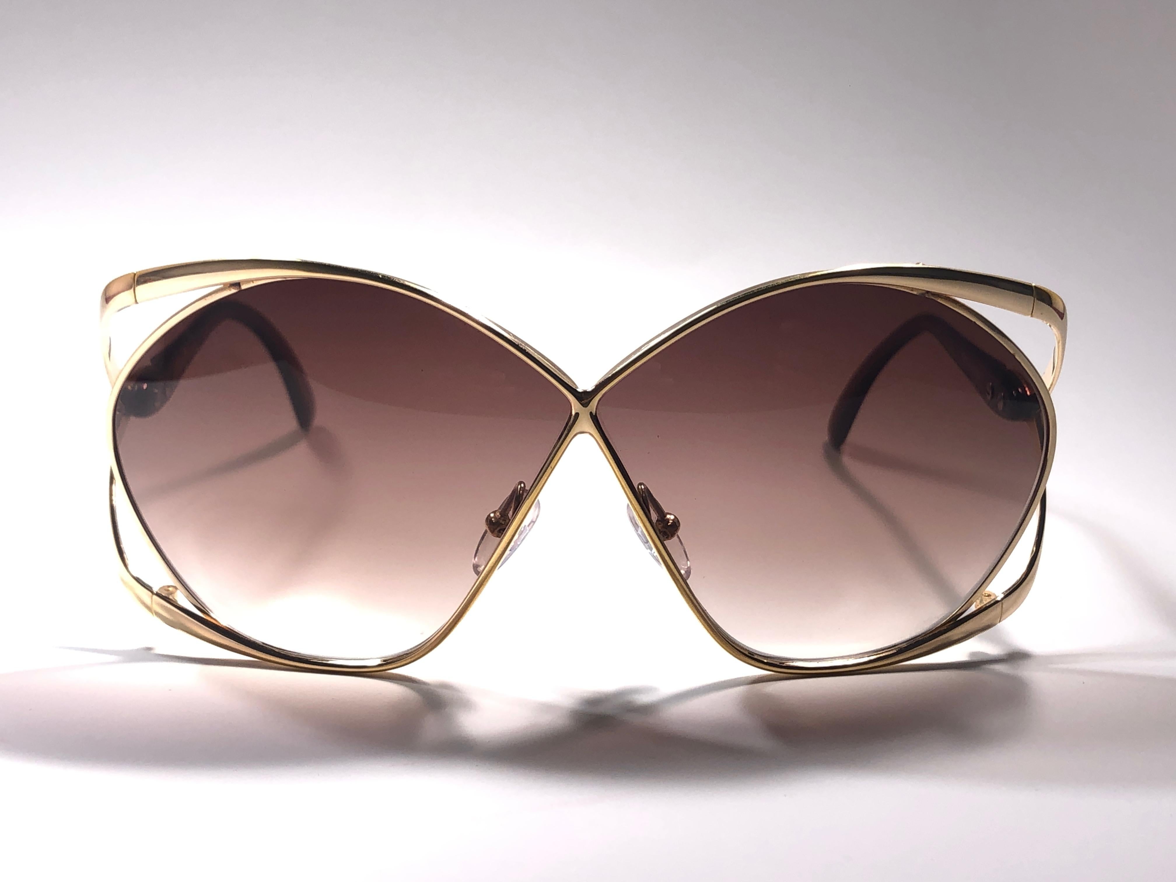 
Highly coveted Christian Dior butterly shape in gold & translucent brown. 
Brown gradient lenses. A collector’s piece!
 
Come with its original Christian Dior lunettes sleeve.
 
New, never worn or displayed. Made in austria.


