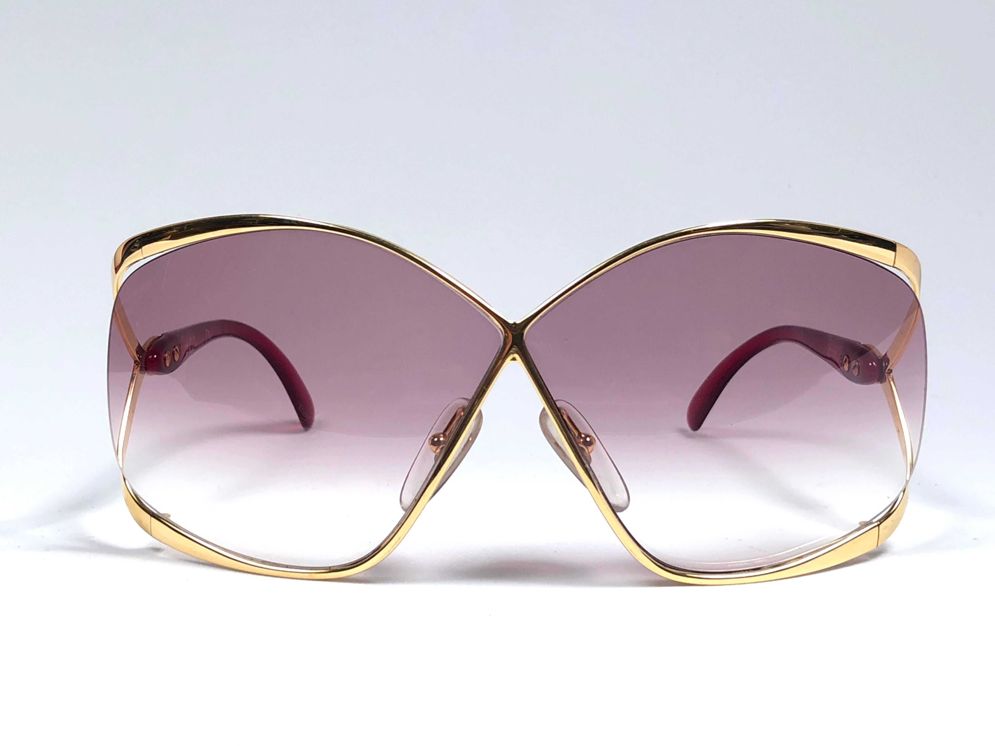 
 
Highly coveted Christian Dior butterly shape in gold & red. 
Spotless light rose gradient lenses. A collector’s piece!
 
Come with its original Christian Dior lunettes sleeve.

This item may show minor sign of wear due to storage.
 
New, never