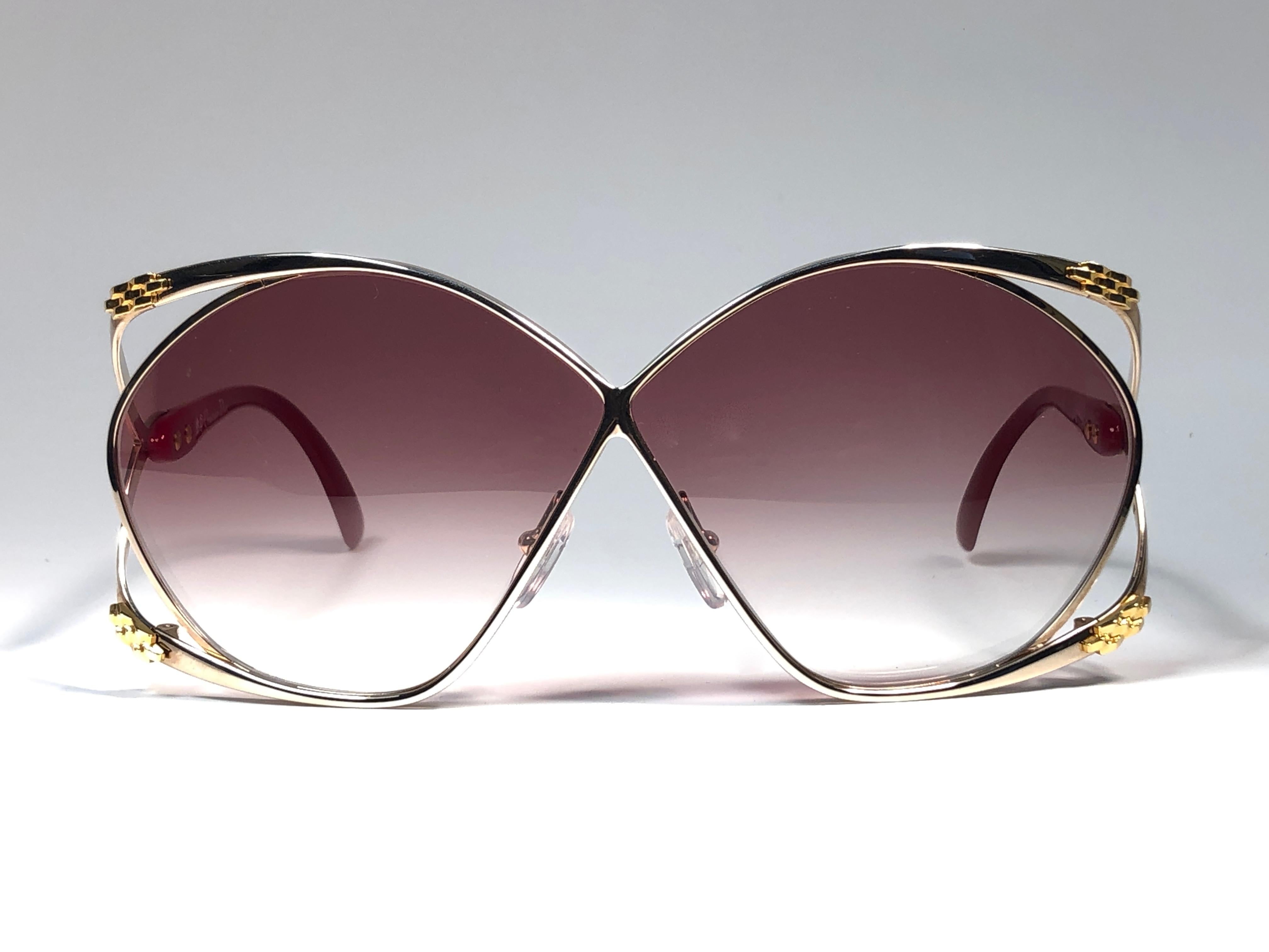
Highly coveted Christian Dior butterly shape in gold & red. 
Brown gradient lenses. A collector’s piece!
 
Come with its original Christian Dior lunettes sleeve.
 
New, never worn or displayed. Made in austria.



