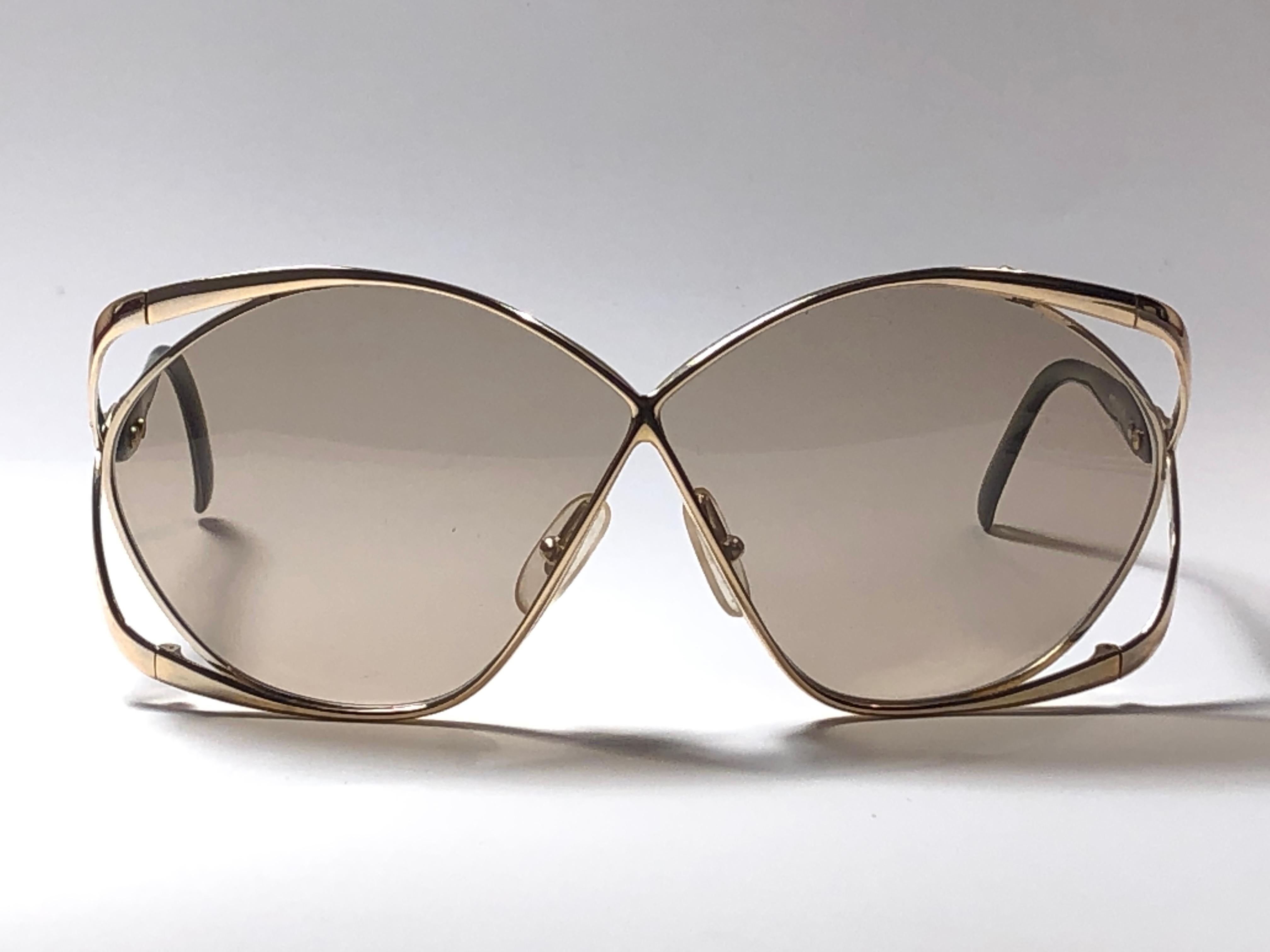 
Highly coveted Christian Dior butterly shape in gold & translucent green. 
Brown gradient lenses. A collector’s piece!
 
Come with its original Christian Dior lunettes sleeve.
 
New, never worn or displayed. Made in austria.


