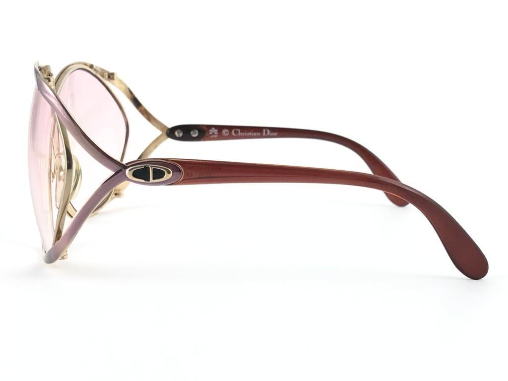 
Highly coveted Christian Dior butterly shape in gold & rose metallic combination frame.
Light lenses.
 
Come with its original Christian Dior lunettes sleeve.
 
New, never worn or displayed. Made in austria.

MEASUREMENTS:

FRONT : 14 CMS
LENS