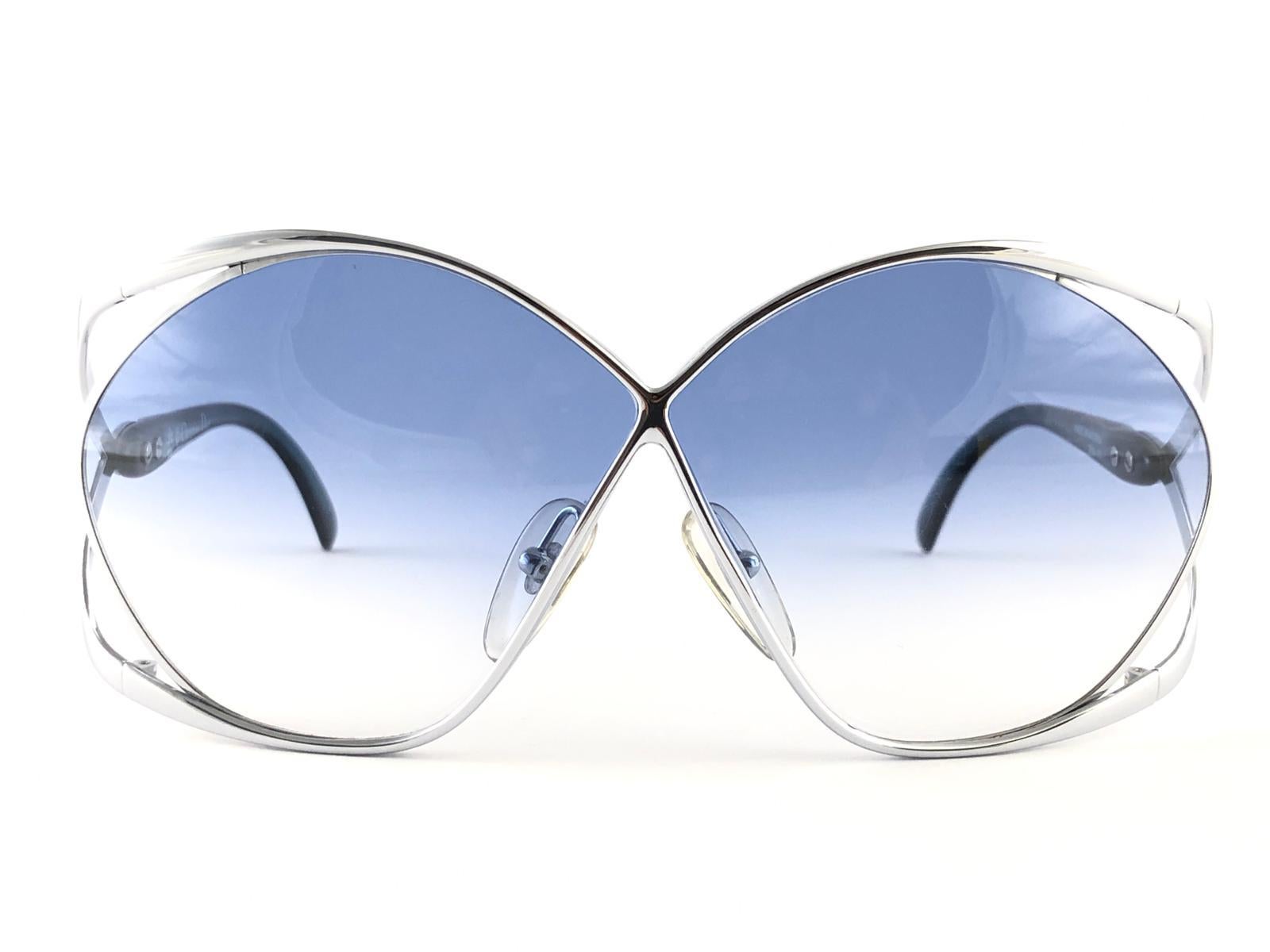  Highly coveted Christian Dior butterly shape in sleek silver & green combination. Spotless blue gradient lenses. A collector’s piece!  
New, never worn or displayed. This item may show minor sign of wear due to storage.
Made in Austria. 

FRONT :