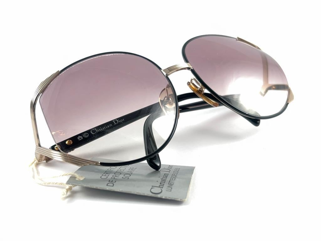 

Highly coveted Christian Dior oversized frame in silver, white and beige combination frame.
Spotless light gradient lenses. A collector’s piece!


New, never worn or displayed. Made in austria. This item may show minor sign of wear due to