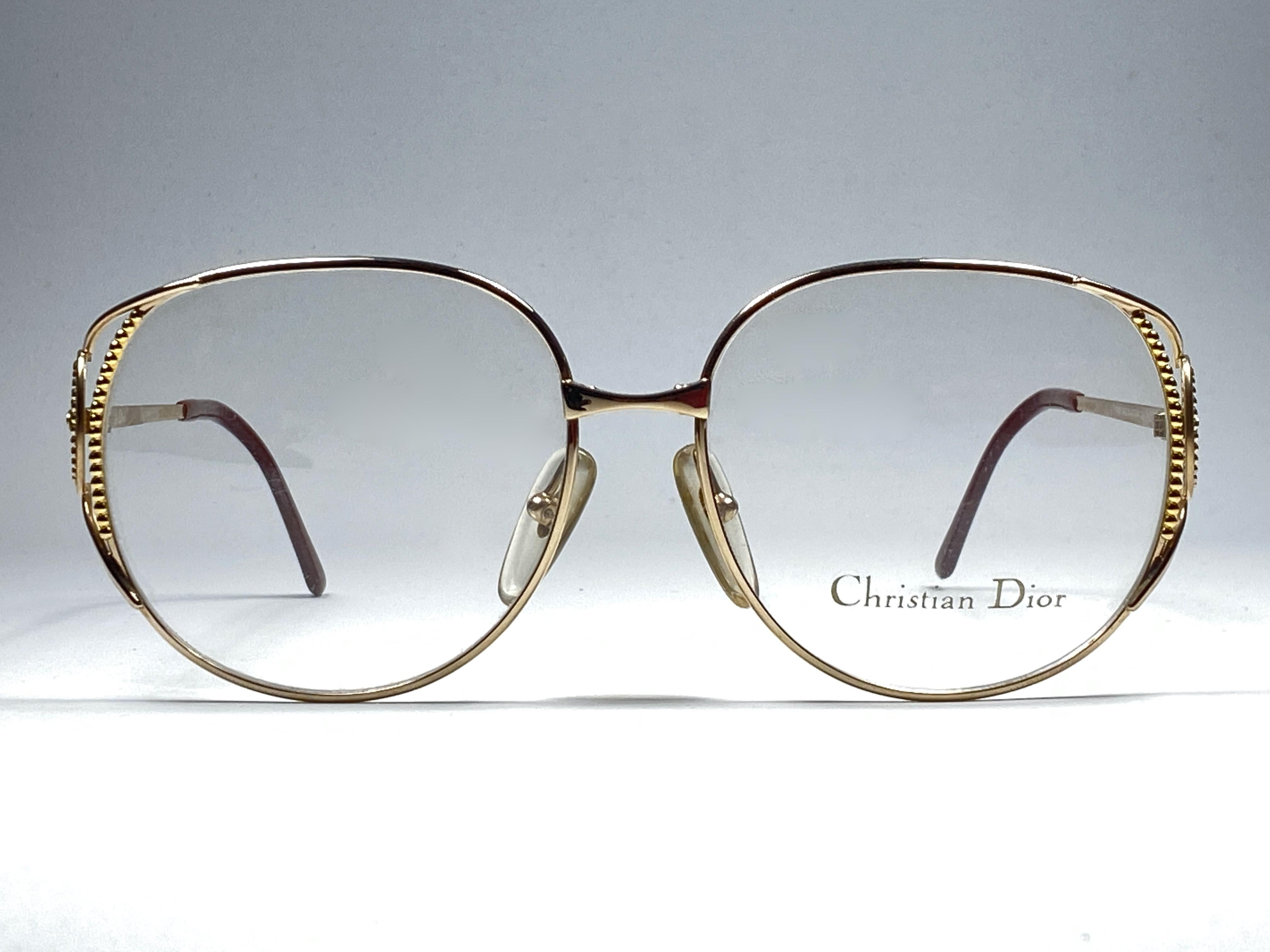 

Highly coveted Christian Dior frame in gold with burgundy details. 

Ready for prescription lenses.
This item may show minor sign of wear due to storage.

New, never worn or displayed. Made in Austria.

Front : 13 cms

Lens Heigh : 5 cms

Lens