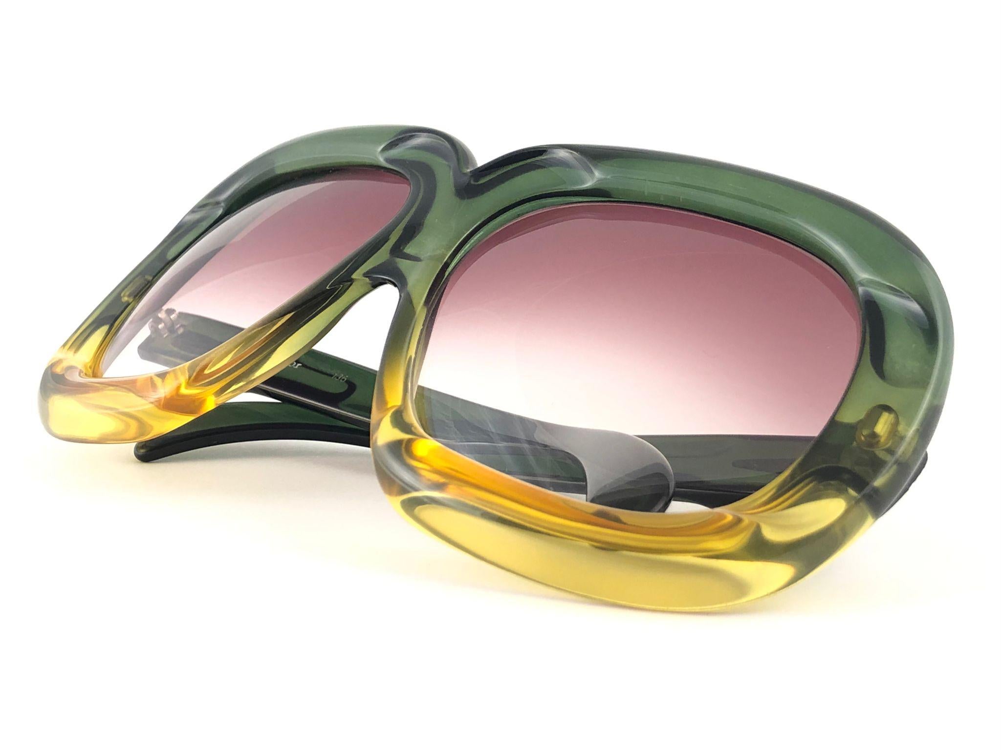 New Vintage Christian Dior D10 Oversized two tone ombre green and amber frame sporting spotless mauve gradient lenses. 

Produced and design in 1970's.

New, never worn or displayed. This item may show minor sign of wear due to storage.

FRONT 15