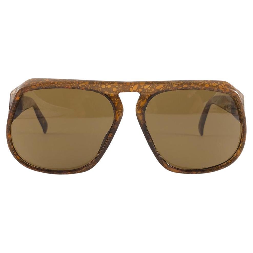 New Vintage Christian Dior 2023 10 lunettes de soleil oversize translucide marbré jaspe brun avec des lentilles vertes foncées sans taches 1970's.

Fabriqué par Optyl en Allemagne.
 
Cadre solide et étonnant. Cet article peut présenter des signes