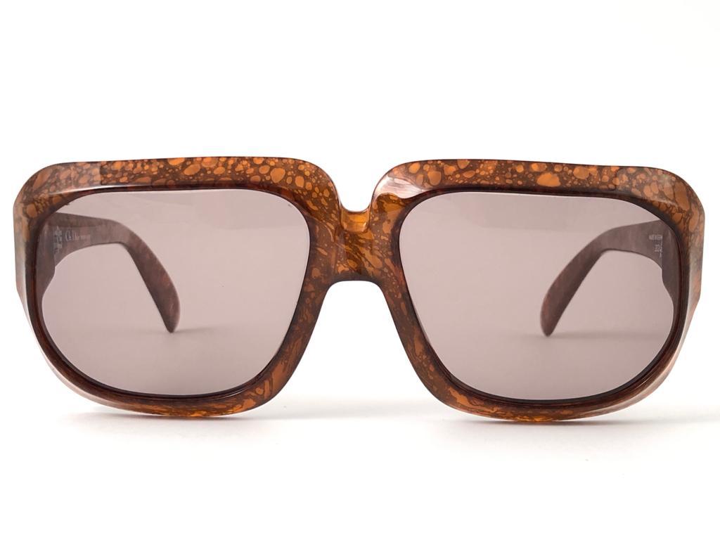 New Vintage Christian Dior 2024 10 sunglasses oversized marble pattern brown lenses 1970’s made by opted. Manufactured in Germany
 
Strong and stunning marbled pattern frame. 

A must have piece! lenses are spotless brown.
 
This item could have