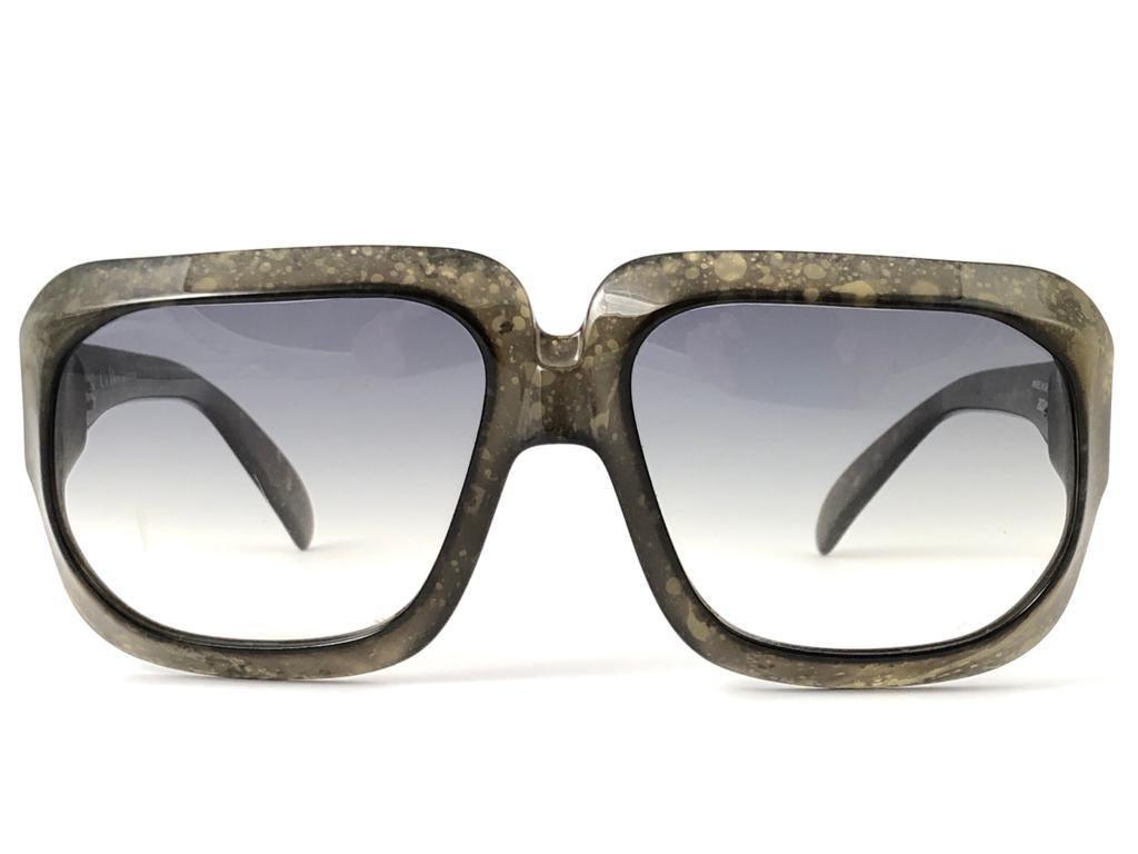 New Vintage Christian Dior 2024 60 sunglasses oversized marble pattern grey lenses 1970's made by optyl. Fabriqué en Allemagne
 
Cadre solide et étonnant à motif marbré. 

Les lentilles sont d'un gris impeccable.
 
Cet article peut présenter des