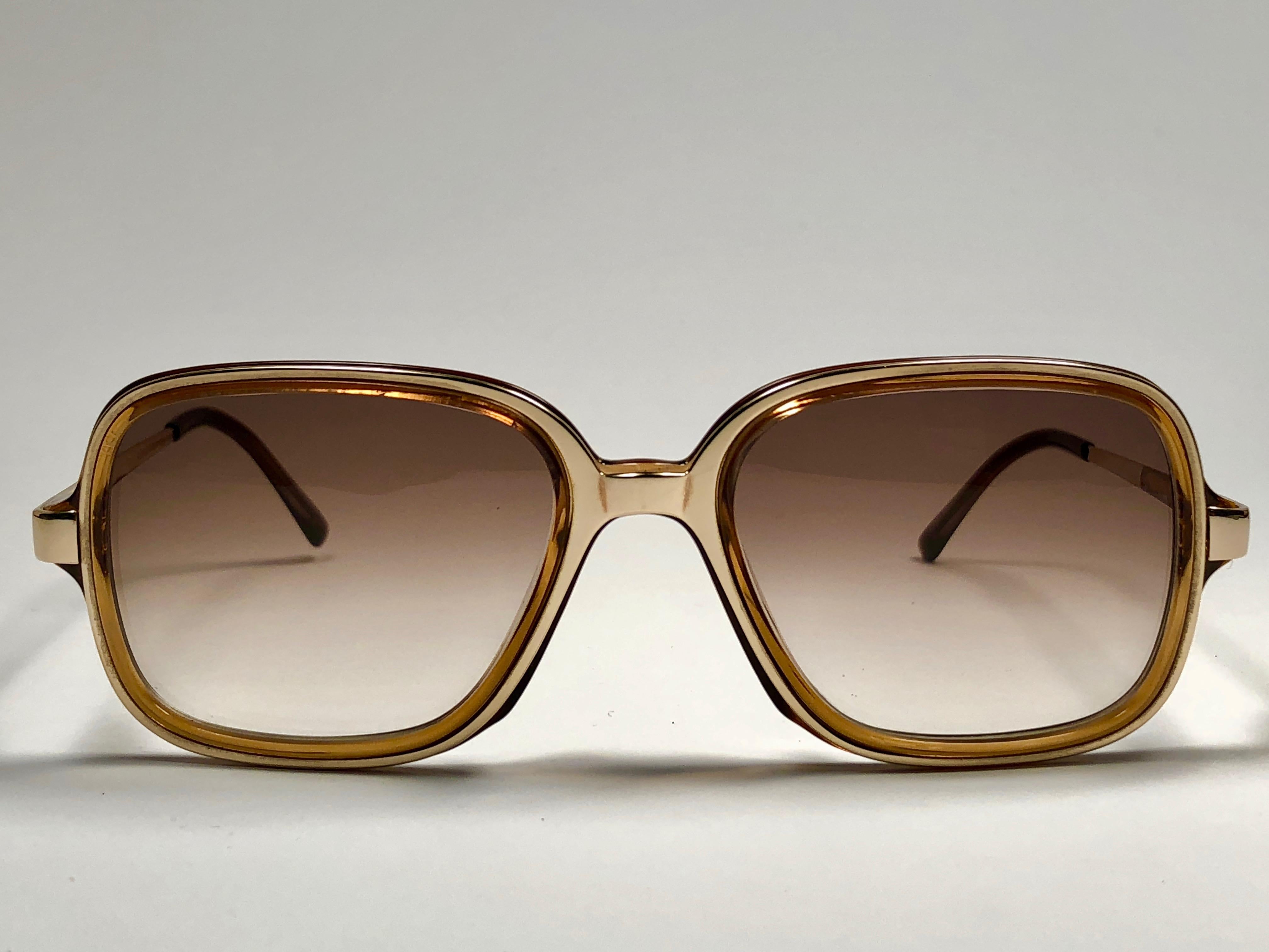 New vintage Christian Dior Monsieur gold & amber details frame.

Spotless brown gradient lenses.

Comes with it original CD Monsieur sleeve.


Made in Austria

Front : 14 cms

Lens Height : 4.2 cms

Lens Width : 5 cms

Temples : 12.5 cms

