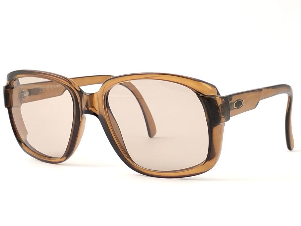 New vintage Christian Dior Monsieur translucent amber frame.

Spotless light brown lenses.

New, never worn or displayed this item may show light sign of wear due to storage.

Made in Austria

Front : 14 cms

Lens Height : 4.8 cms

Lens Width : 5.5