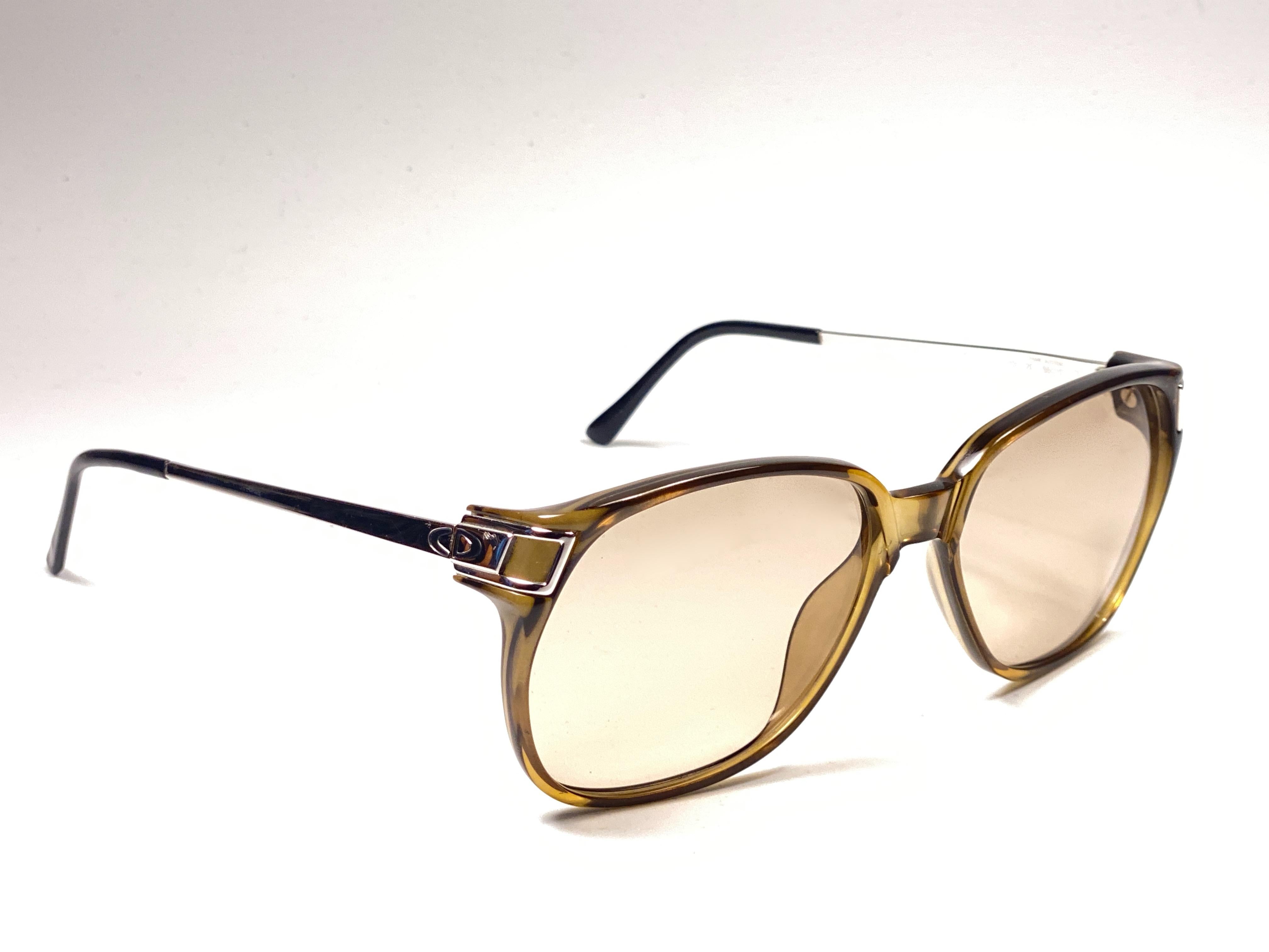 New vintage Christian Dior Monsieur translucent green frame.

Spotless light brown lenses.

New, never worn or displayed this item may show light sign of wear due to storage.

Made in Austria

Front : 14 cms

Lens Height : 4.6 cms

Lens Width : 5.8