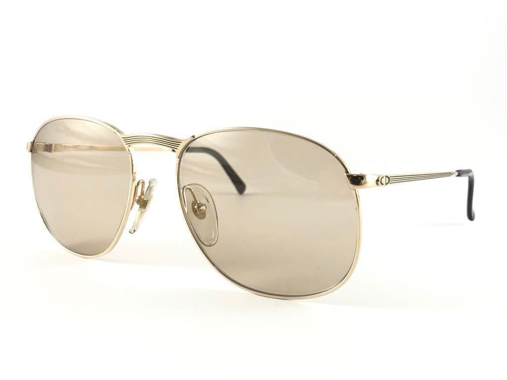 New Vintage Christian Dior 2195 Gold Frame Sonnenbrille mit makellosen Medium braune Gläser. 
Entworfen und hergestellt in den 1980er Jahren. Hergestellt in Österreich

Neu! Nie getragen oder ausgestellt. Ein tadelloses Paar!

Vorderseite 13,5