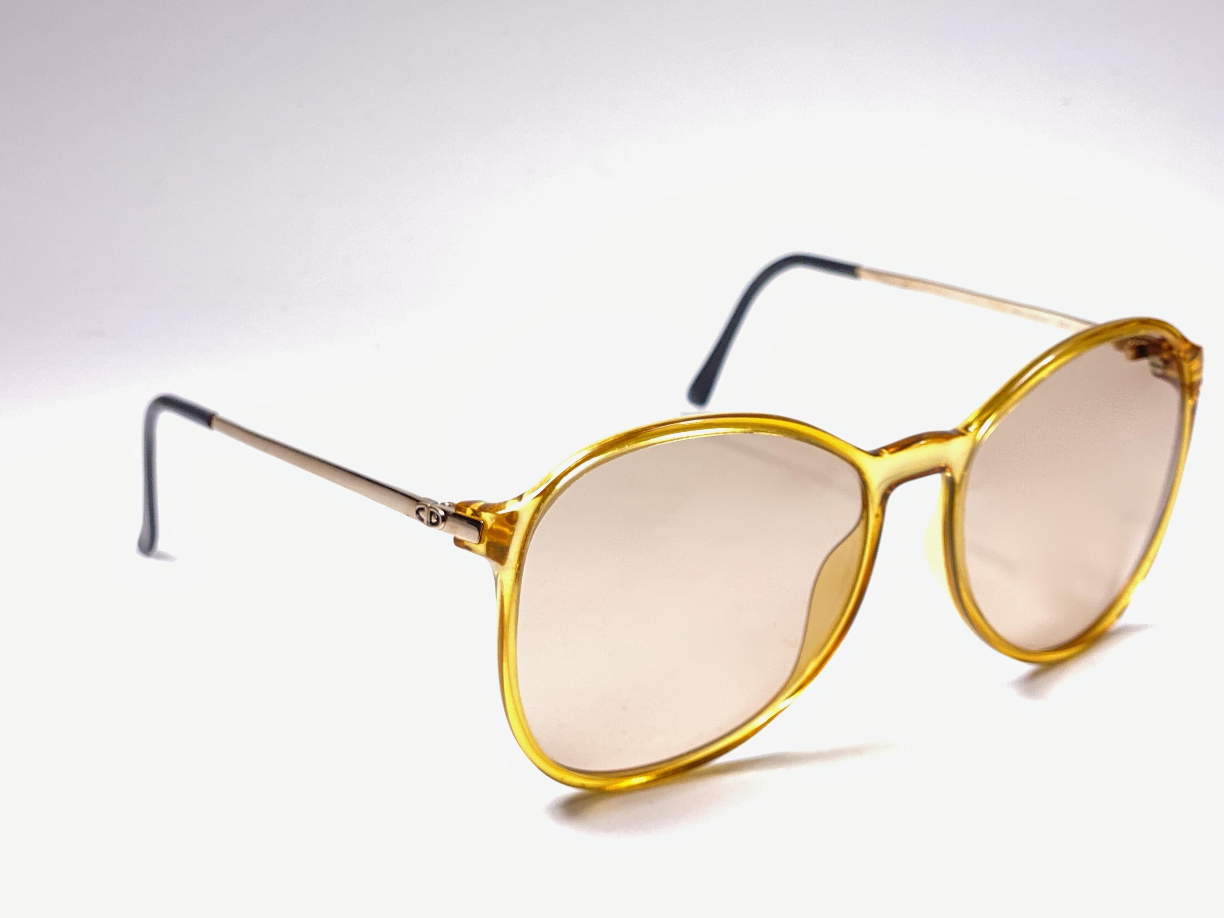 Nouvelles lunettes de soleil vintage Christian Dior Monsieur translucides et surdimensionnées. .

Lentilles brunes moyennes sans taches.

Neuf, jamais porté ou exposé, cet article peut présenter de légers signes d'usure dus au stockage.

Fabriqué en